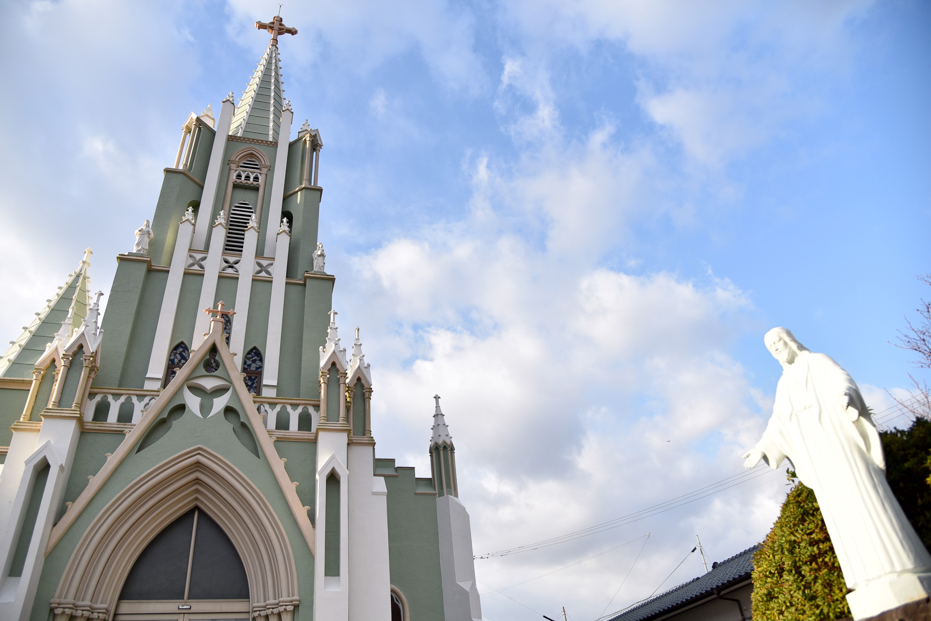 「平戸ザビエル記念教会」は左右アシンメトリーな建築がポイント