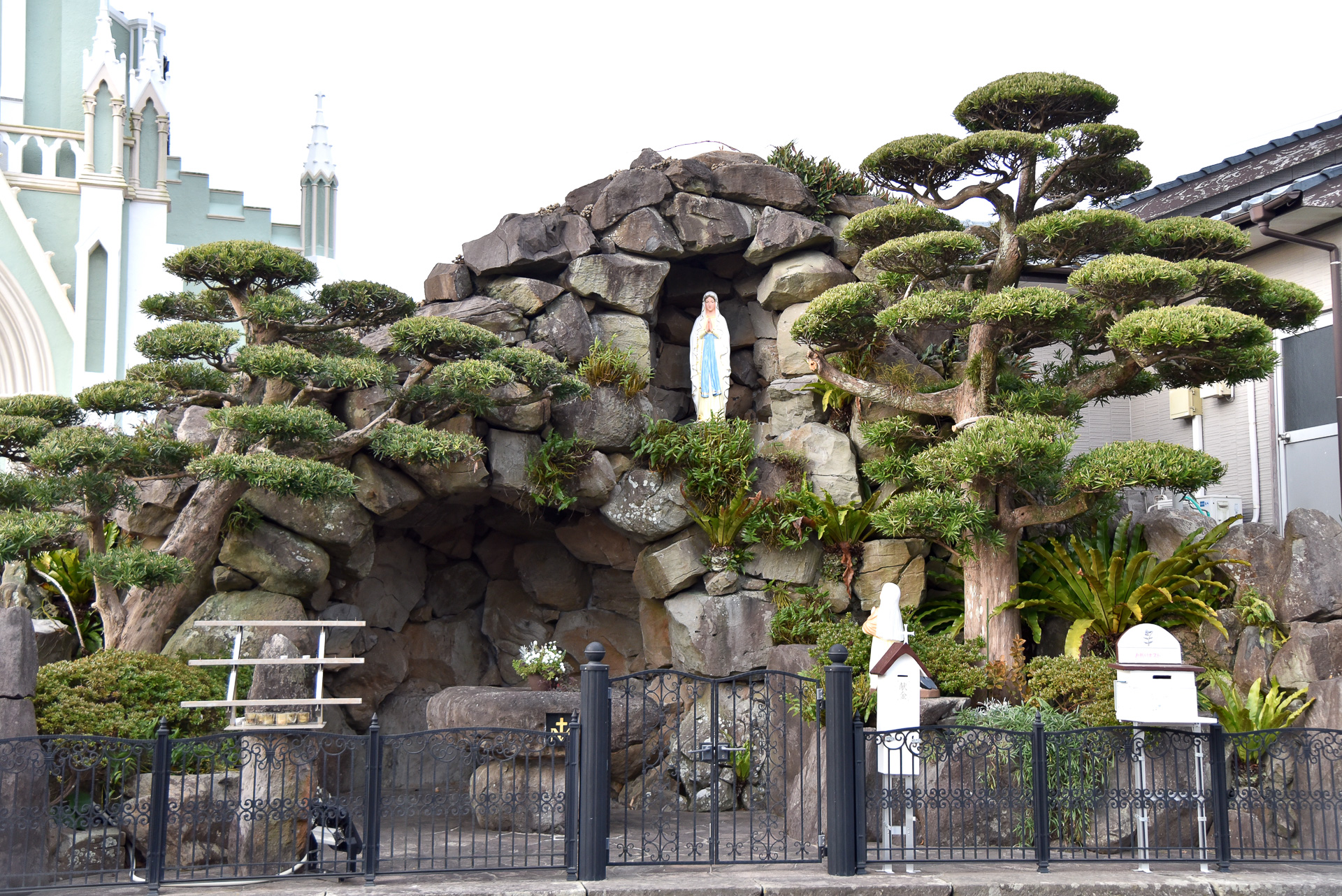 奇跡を起こすと伝わる南フランスの「ルルドの泉」も祈りの場として再現