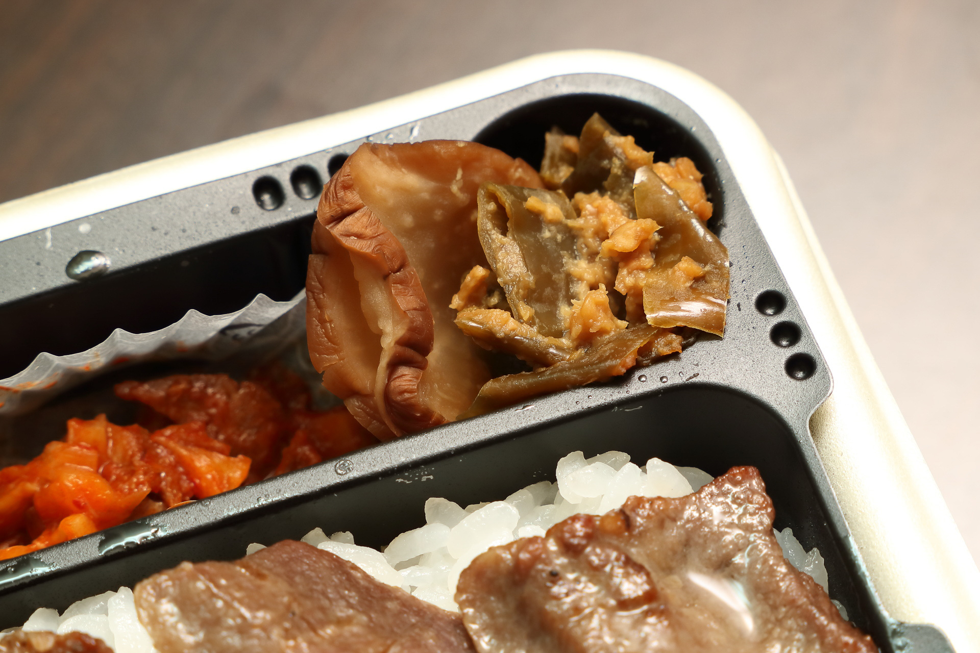 いぶりがっこの右にある南蛮味噌漬けはピリリとした刺激強目です