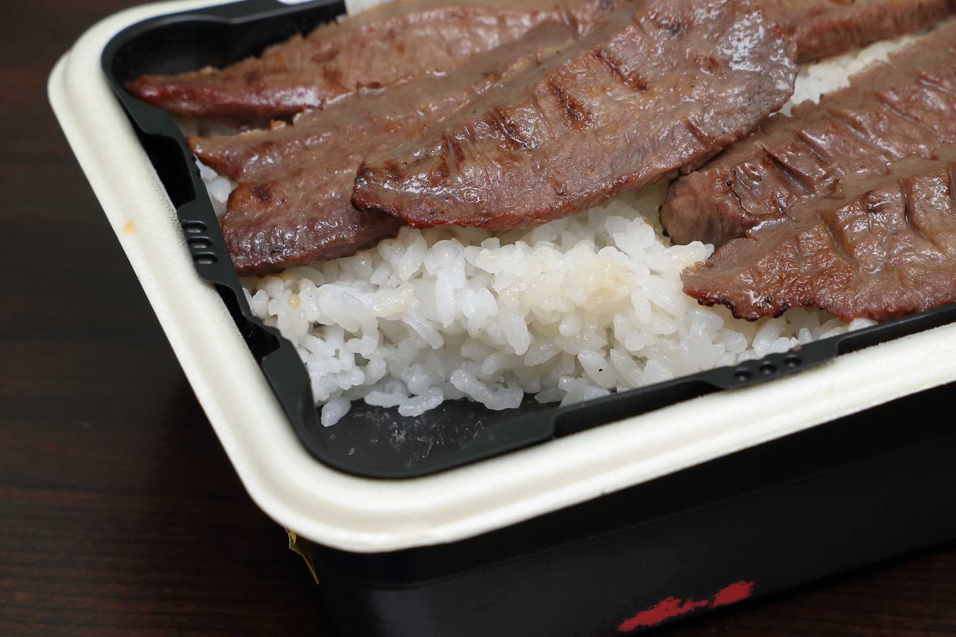 ご飯は白米で容器の深さの3分の1くらいの量です