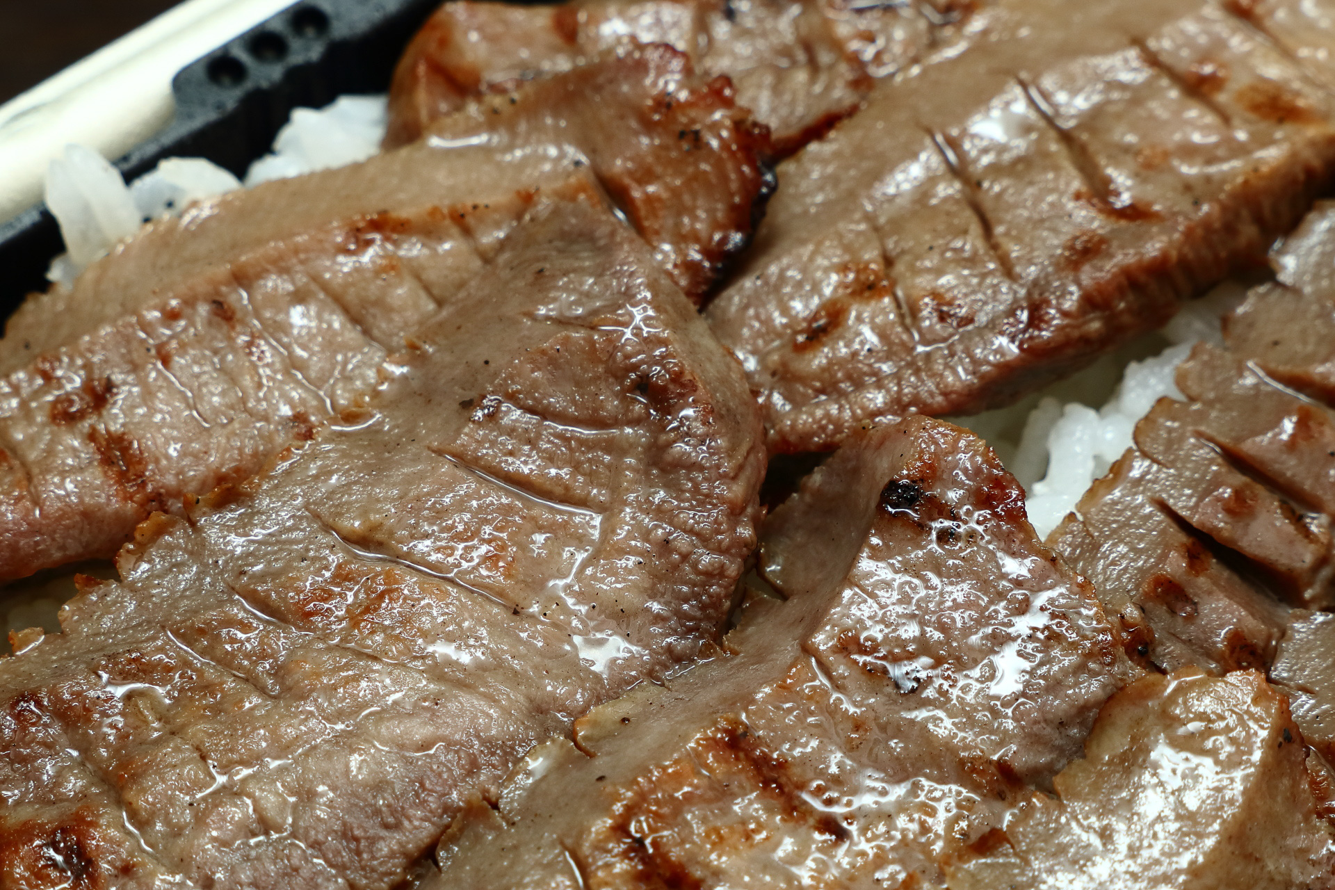 温めると牛タンが一層美味しそうに見えます