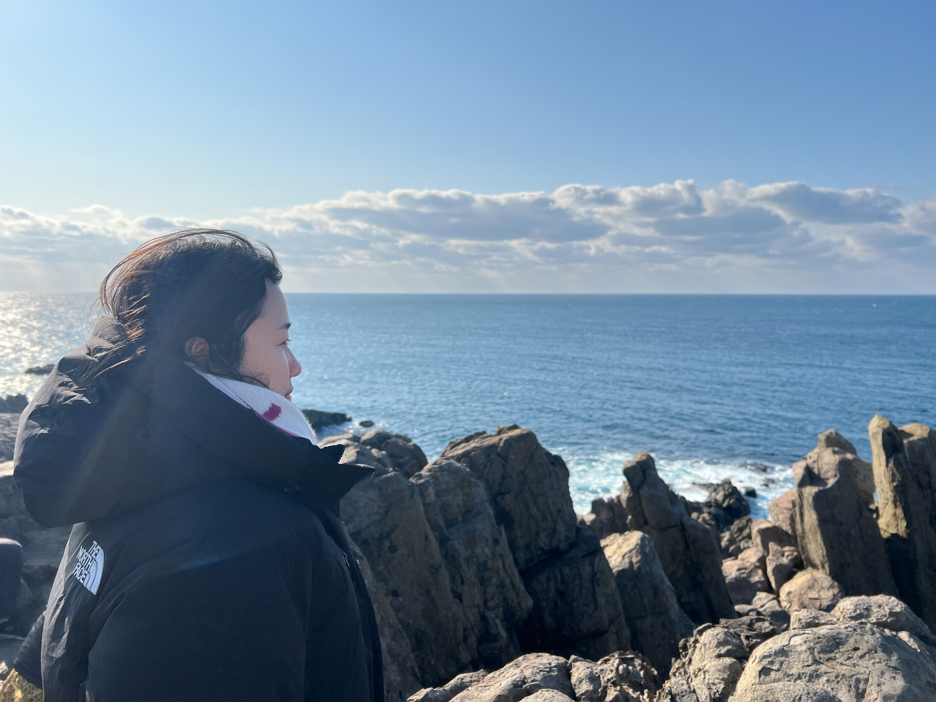 どこまでも続く水平線、海を見つめる大塚茉莉子