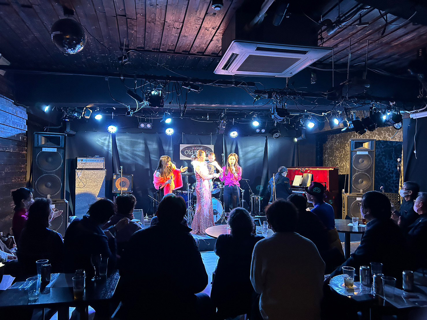 今回は着席でのライブでした