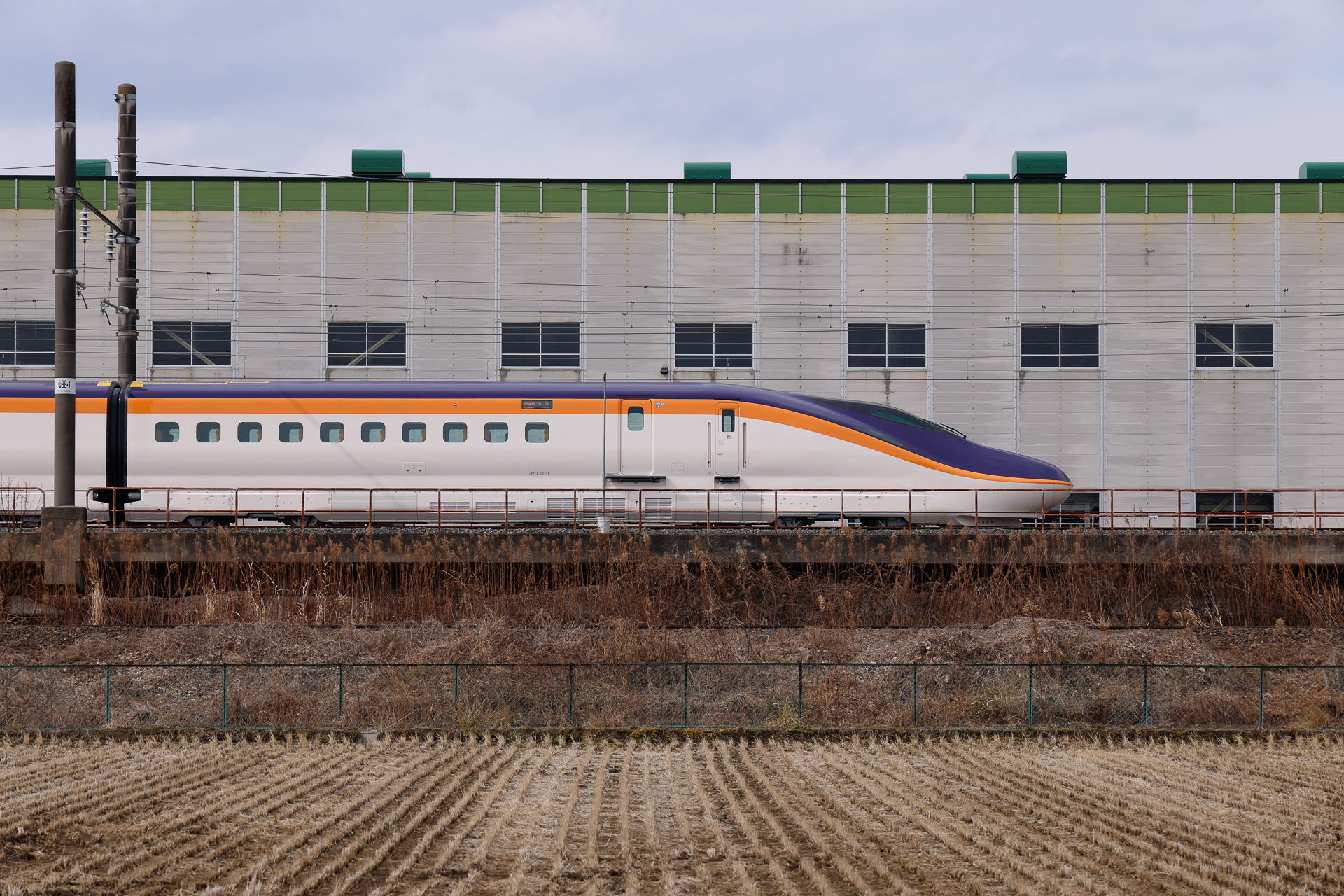 山形新幹線向けの新鋭、E8系。ベースとなったE6系よりもノーズが短く、その分だけ定員を増やしている（敷地外から撮影）