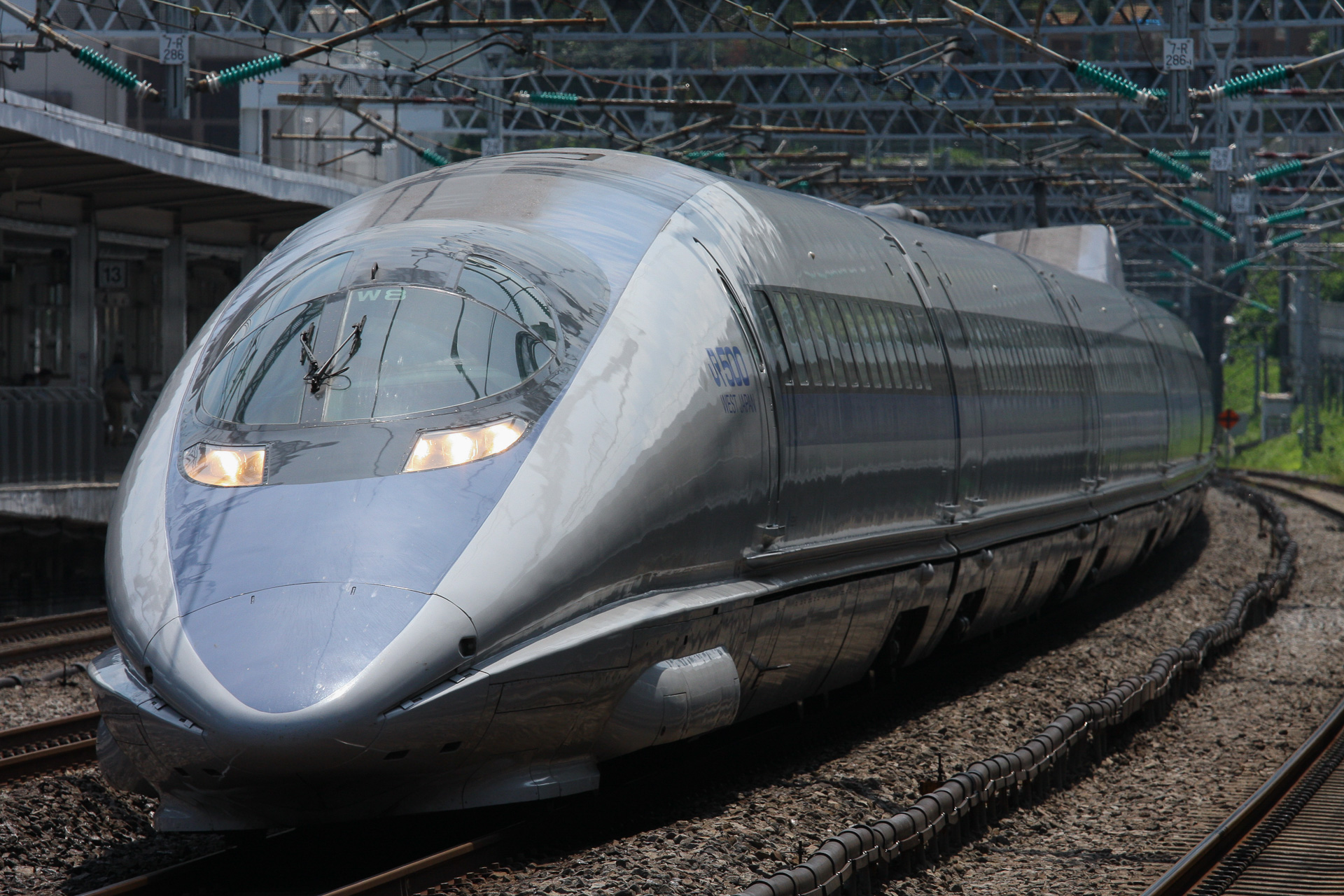 デビュー当初に、全区間の表定速度と駅間平均速度の両方でギネス世界記録を奪取した500系