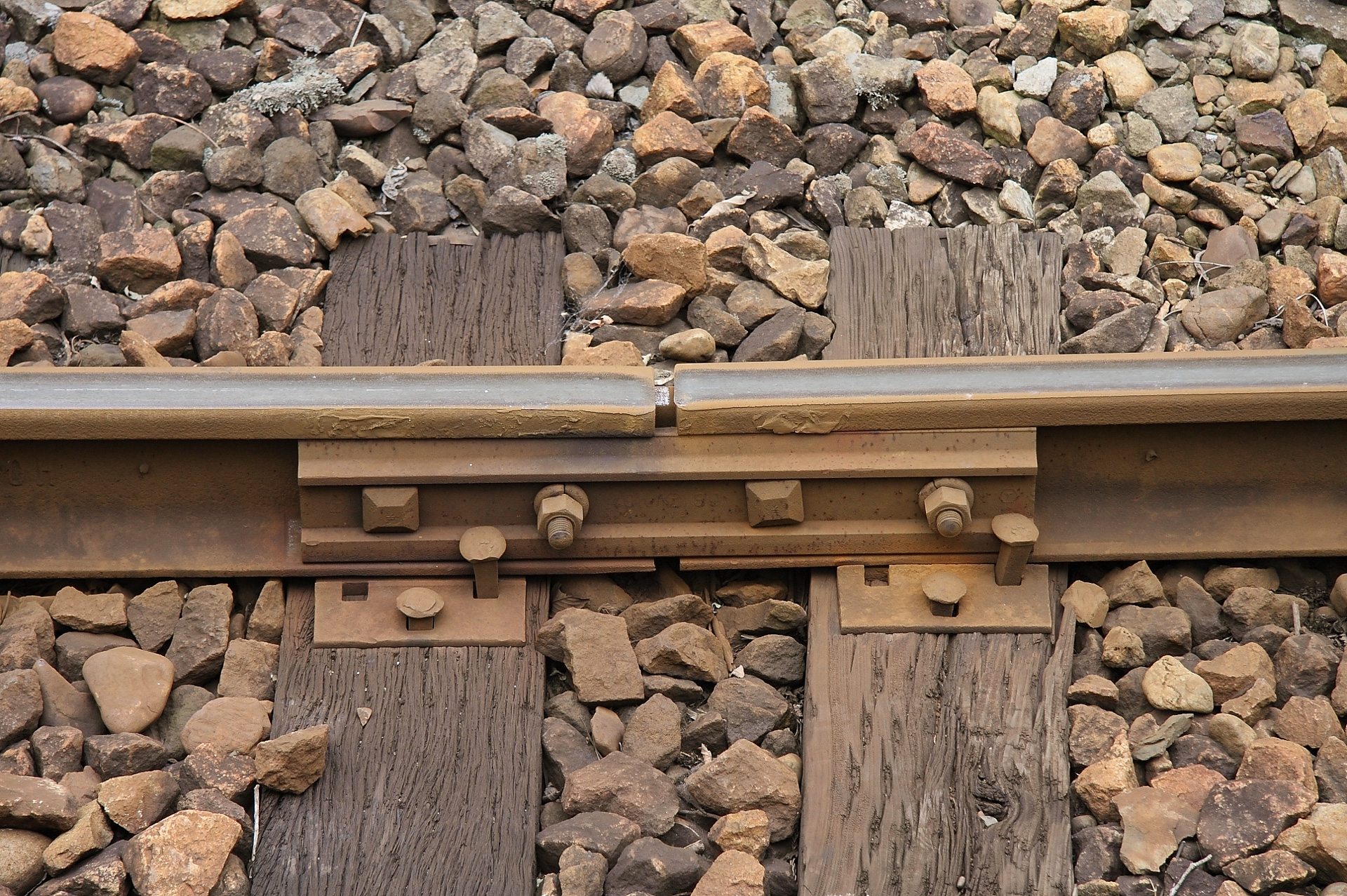 定尺レールの継目。左右から継目板で挟んでボルトで固定してある。レールとレールの間に、少し隙間がある