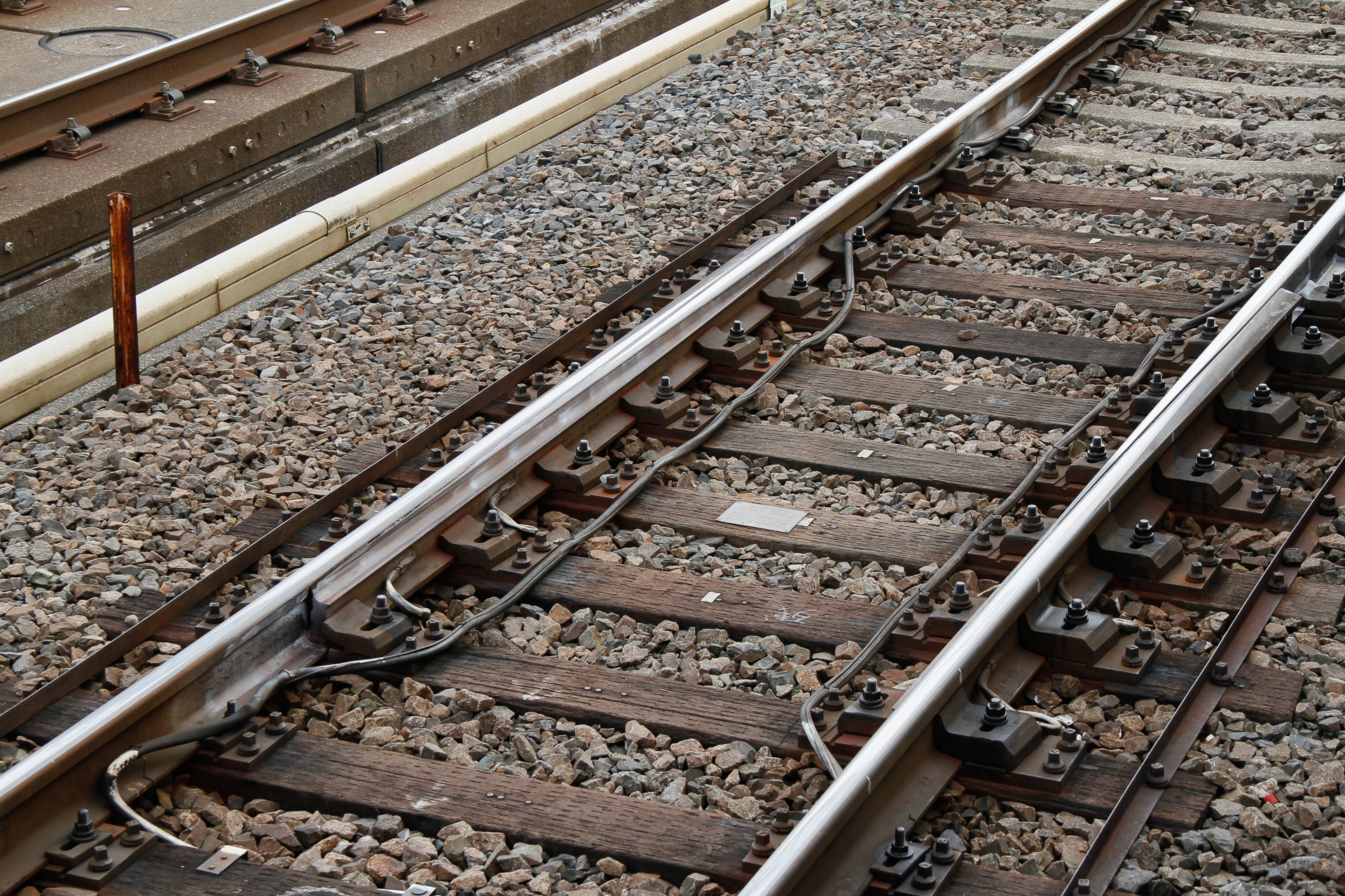 伸縮継目の例。向こう側のレールを斜めに削いで、その外側に手前側のレールを沿わせた構造が分かる