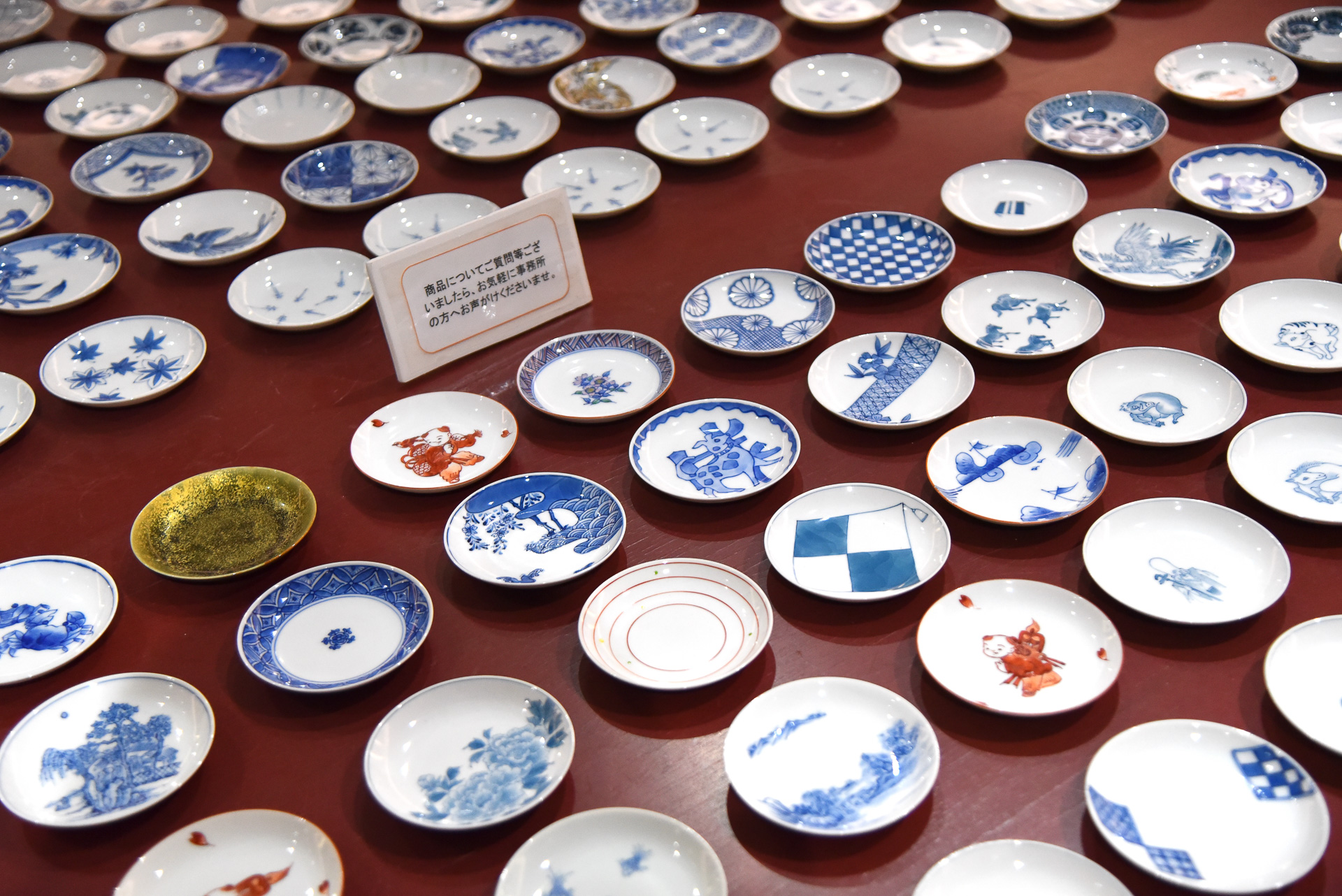 500枚の豆皿から自分好みの1枚を購入することもできます