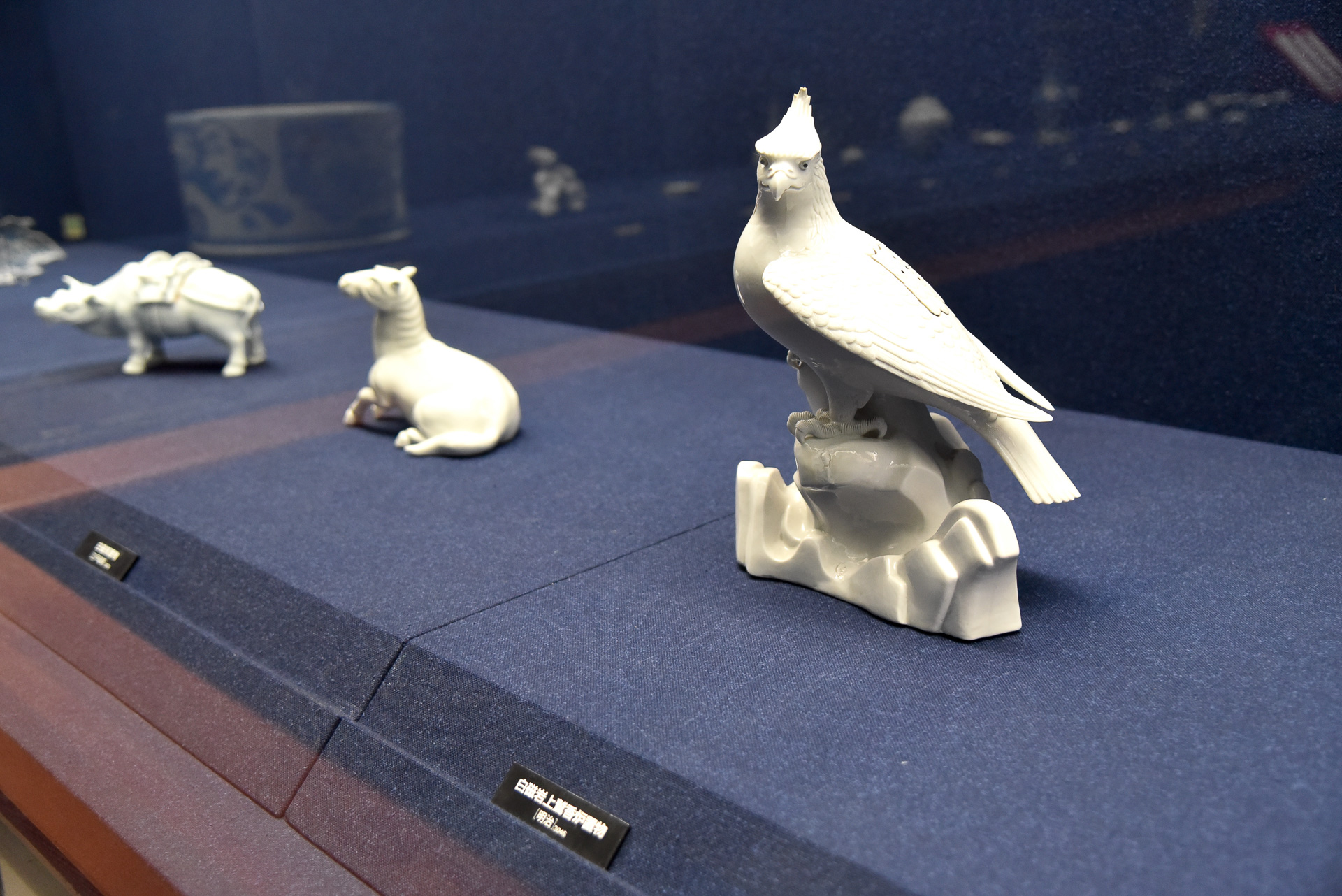 ずらりと並ぶ三川内焼の秀作たち。動物シリーズがキュート