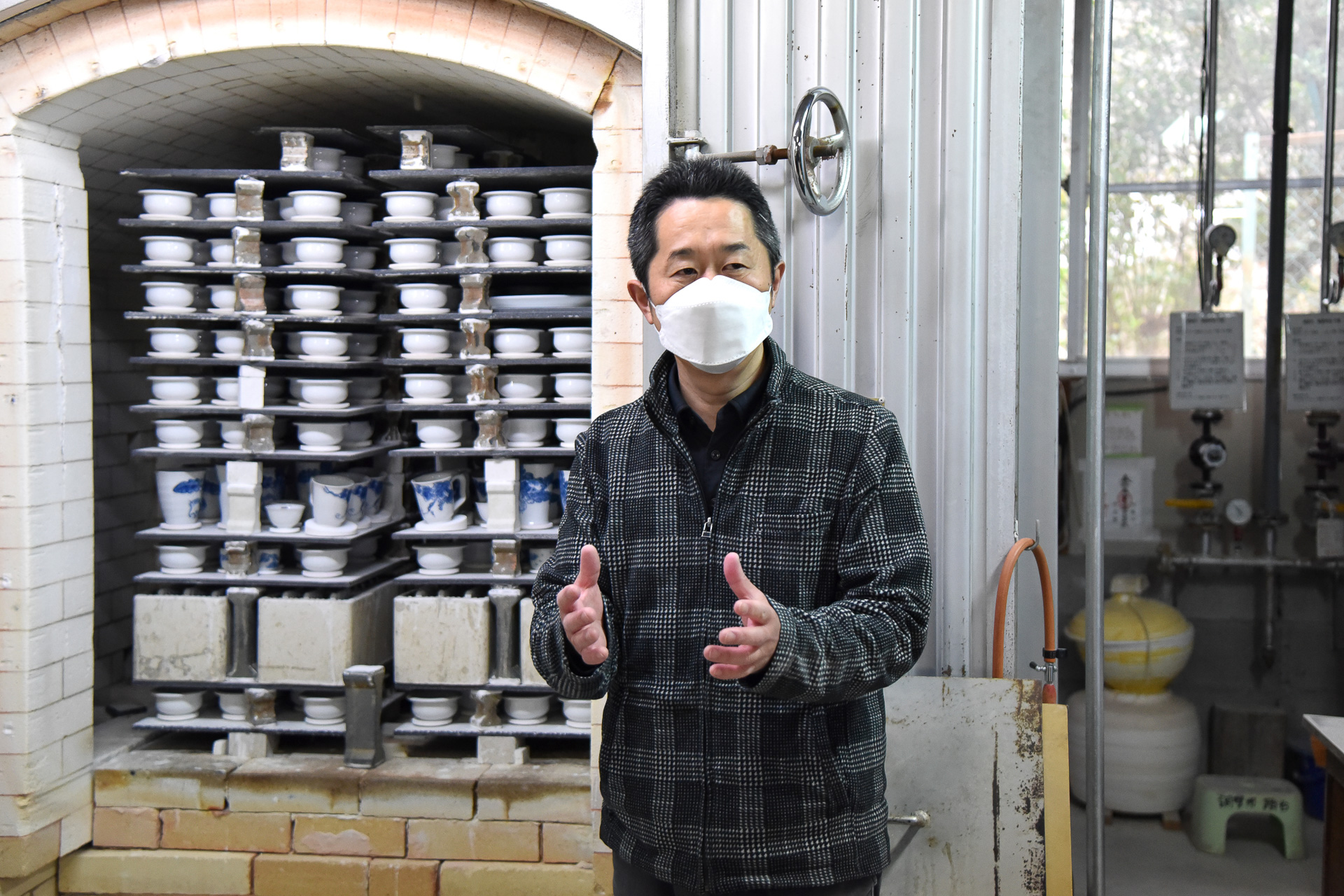 平戸洸祥団右ヱ門窯では、ちょうど窯出しの作業中でした