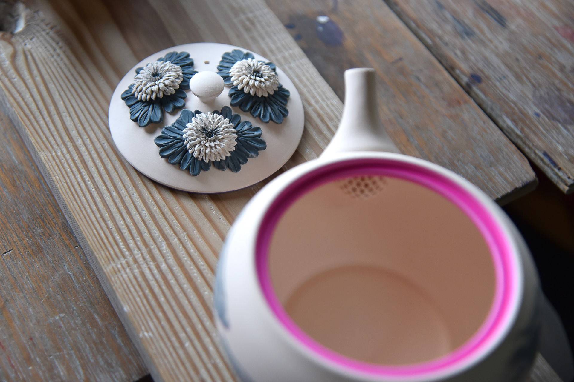 “菊花飾細工”と急須