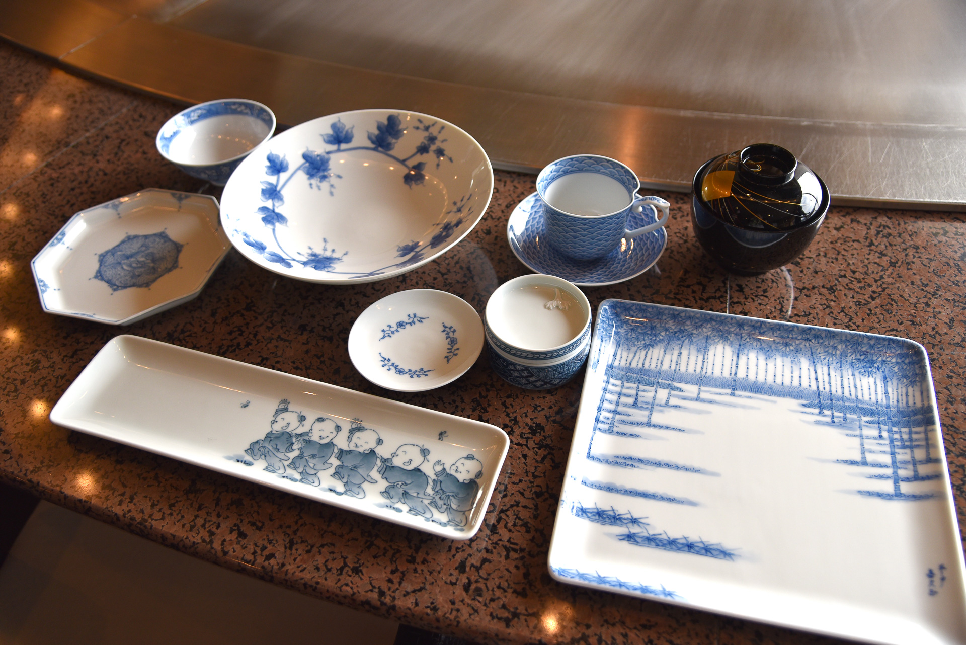 シェフが直接窯元へ行きオリジナルオーダーした「三川内焼き」の食器の数々