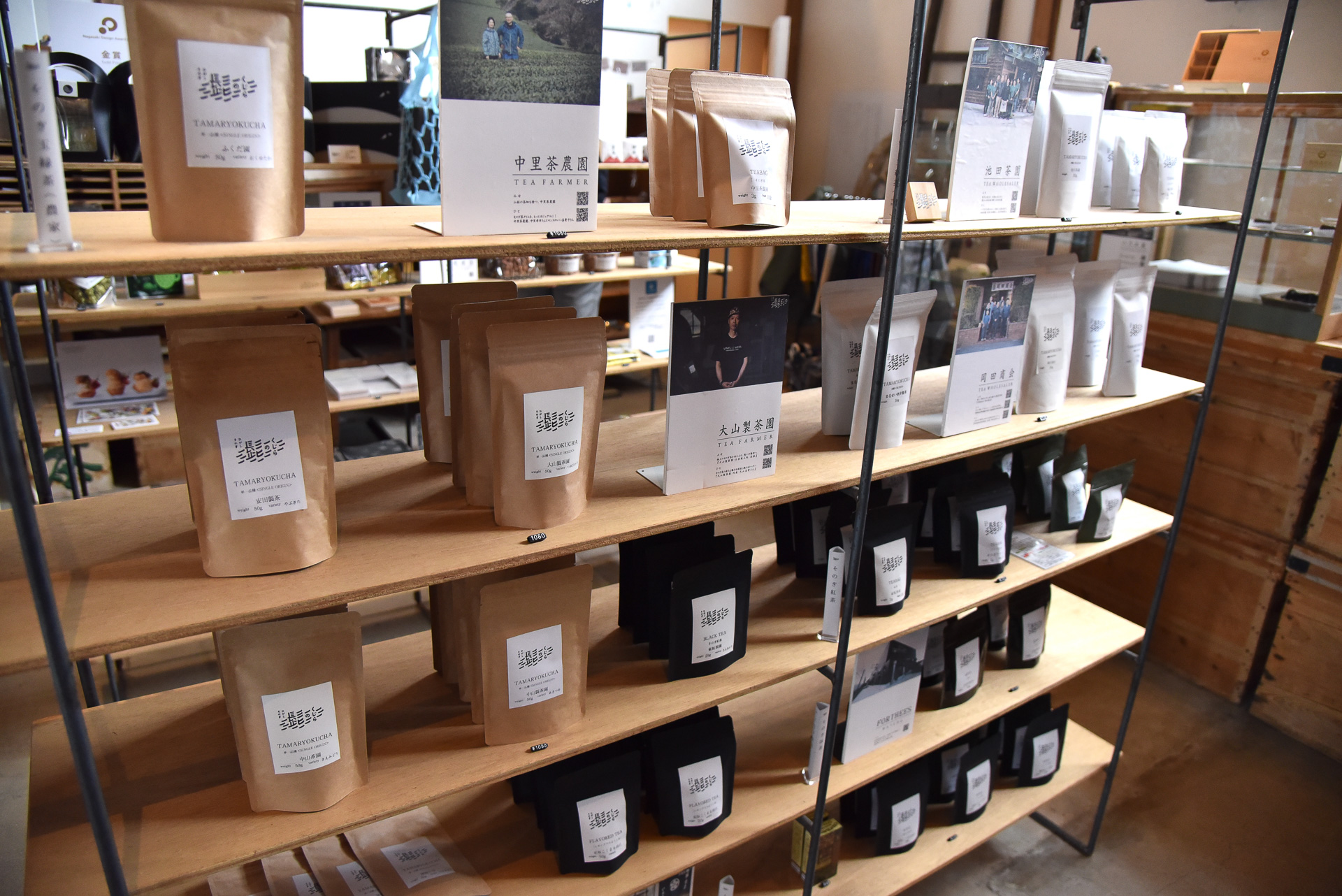 倉庫をリノベーションした館内には2つの店舗が。ここから巣立ちしたお店も周辺で営業中