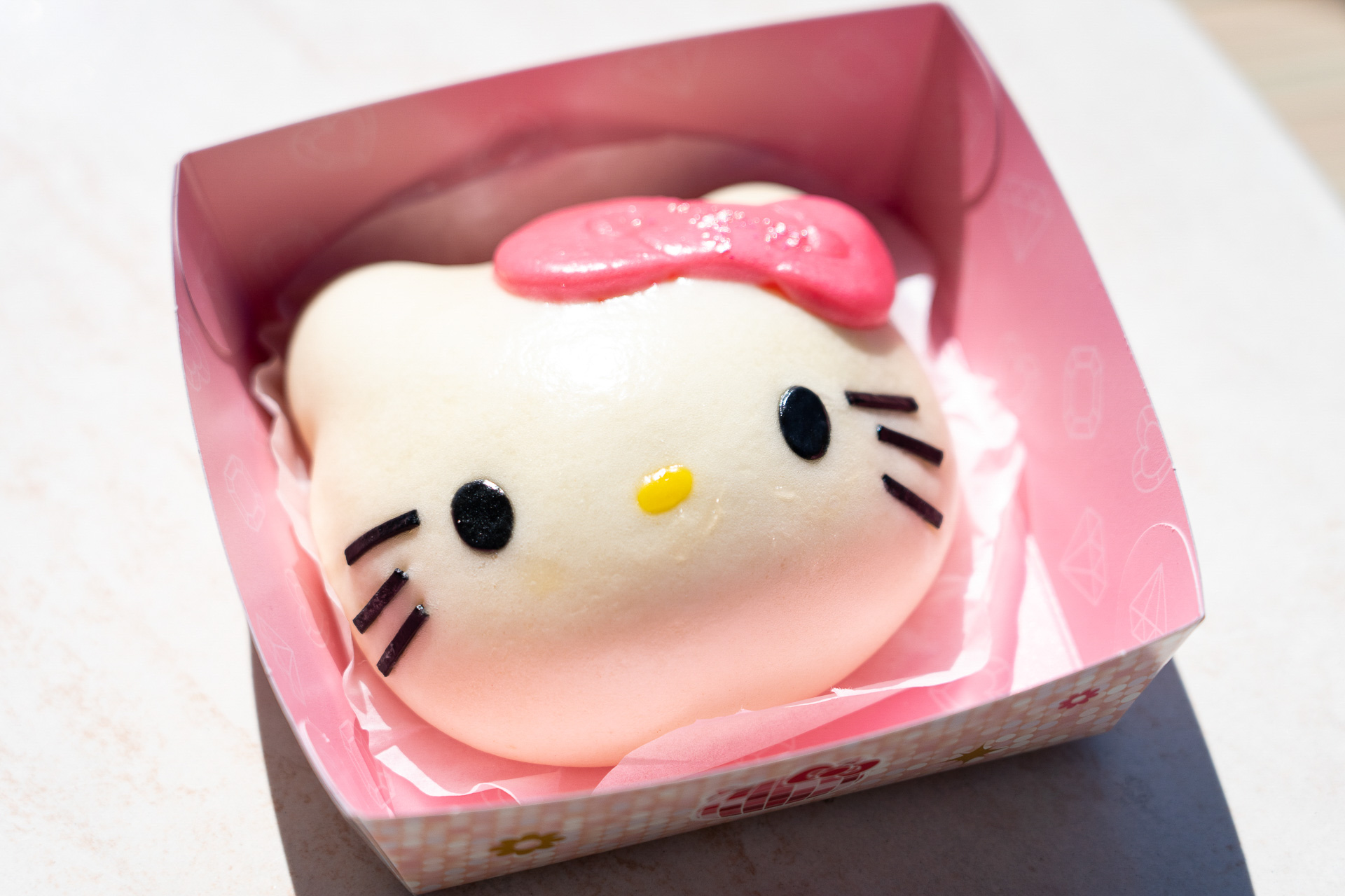 キラキラリボンのハローキティまん～チーズ＆ポーク～（650円）