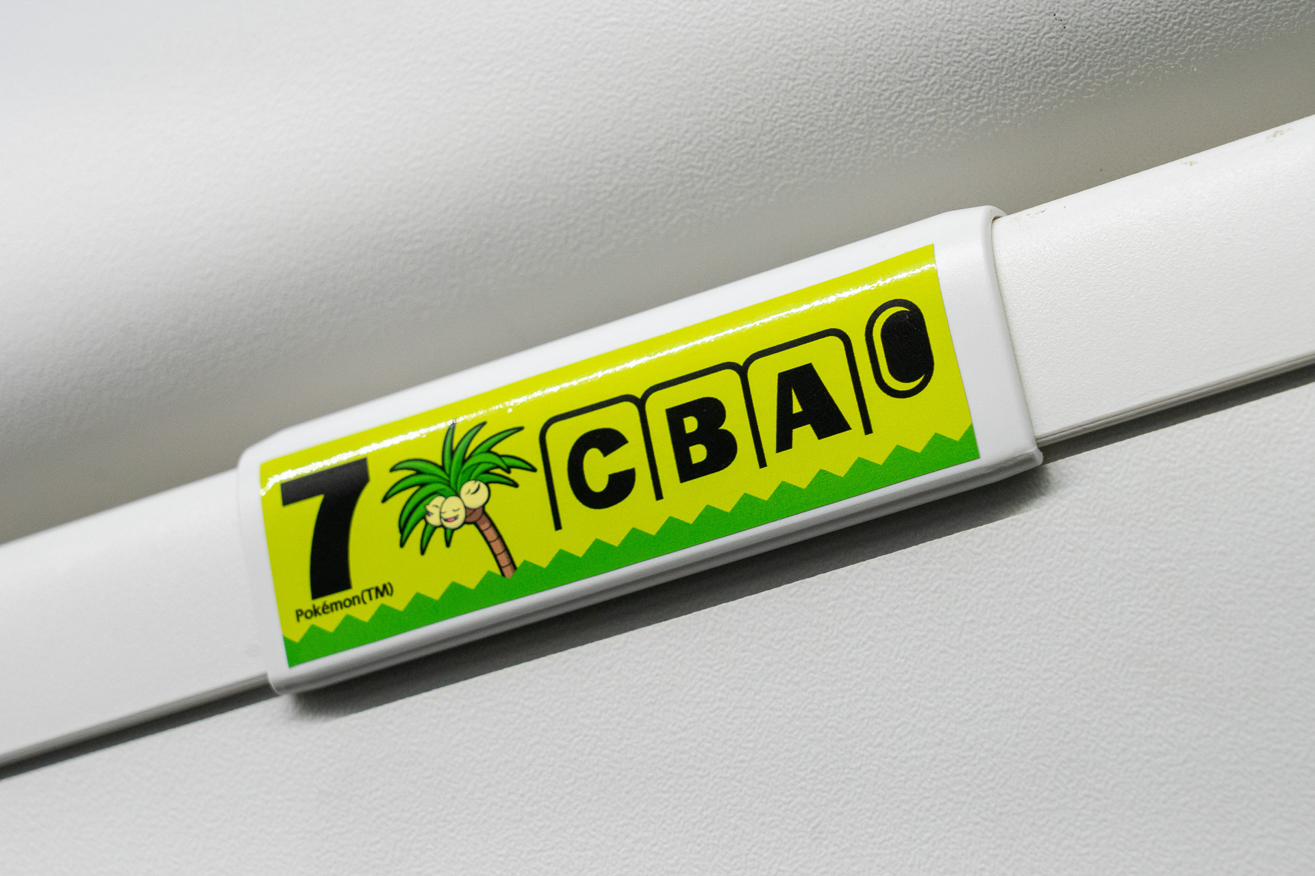 頭上の座席番号案内。「7（ナッ）・4（シー）」ということで7と4だけ特別仕様に