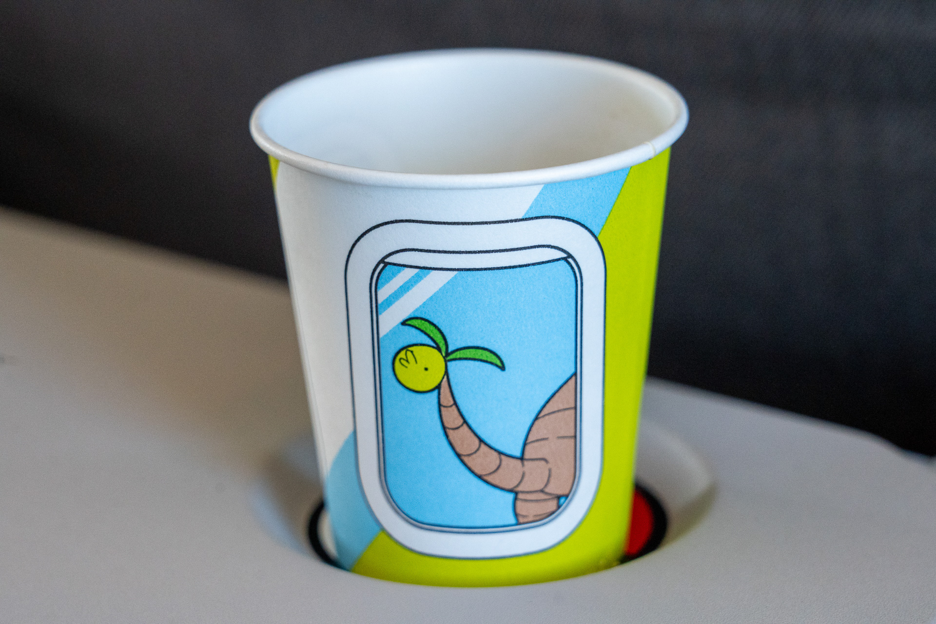 紙コップはナッシーやアローラライチュウが窓からのぞきこむデザイン。ぐるっと回すとこの3パターン