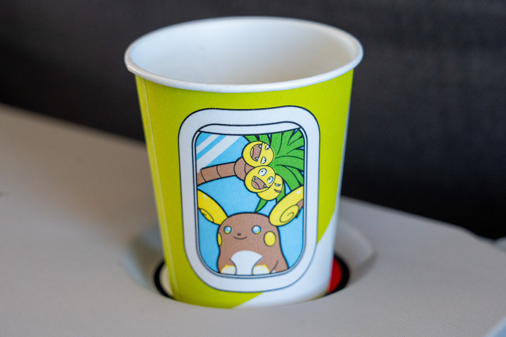 紙コップはナッシーやアローラライチュウが窓からのぞきこむデザイン。ぐるっと回すとこの3パターン