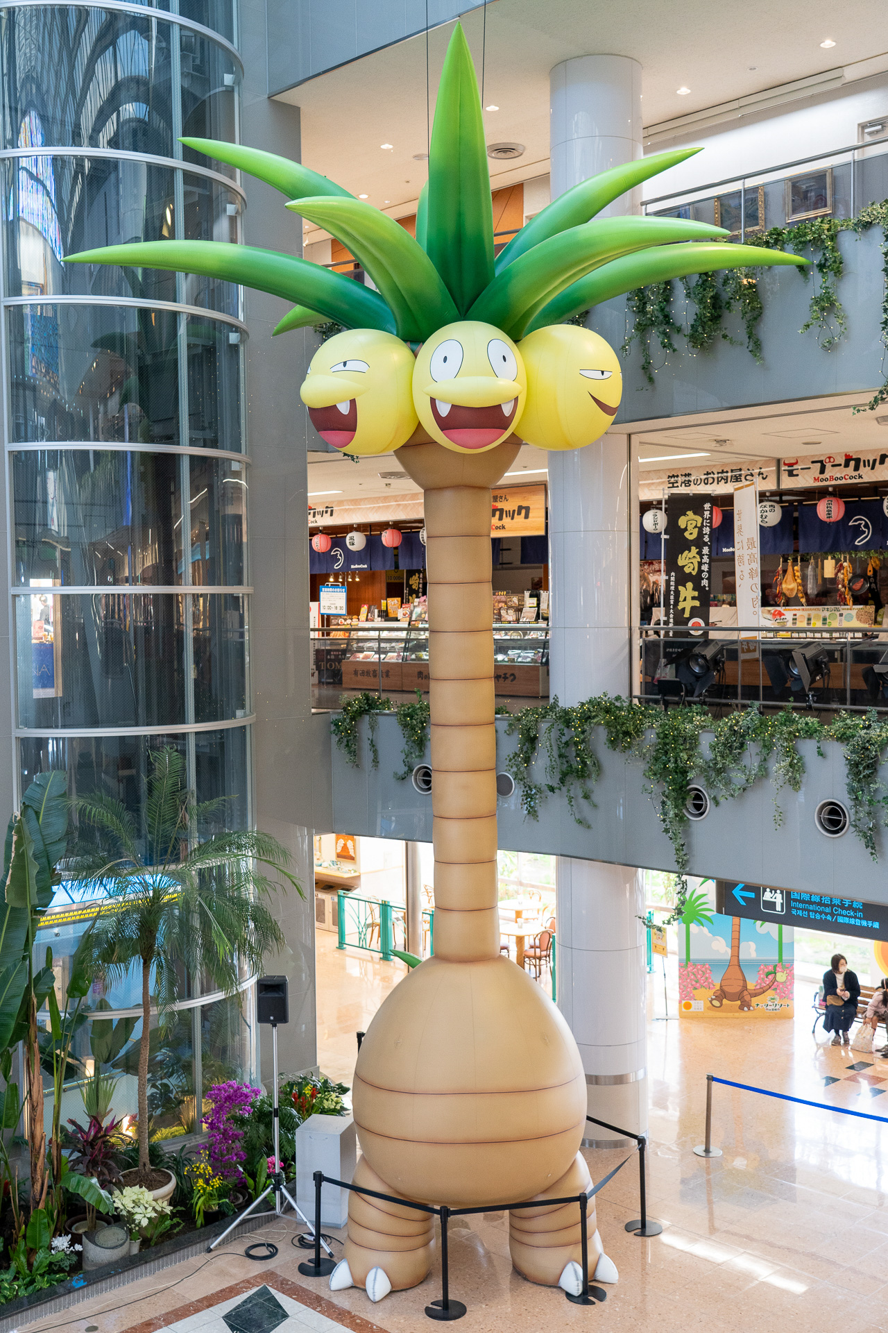 宮崎空港には高さ約11mの等身大（！）アローラナッシーのバルーンが再登場していた