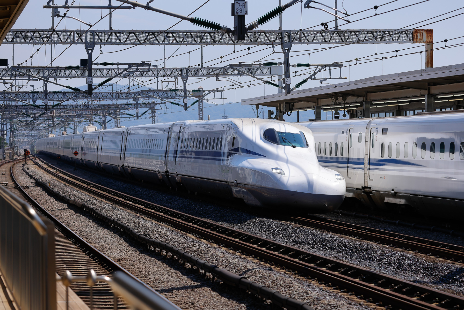 小田原駅で、待避している「こだま」を追い越す「のぞみ」。今のダイヤでは「のぞみ」が毎時最大12本走るから、そうなると「こだま」は停車駅ごとに待避する……どころか、一度に2本を待避することもある