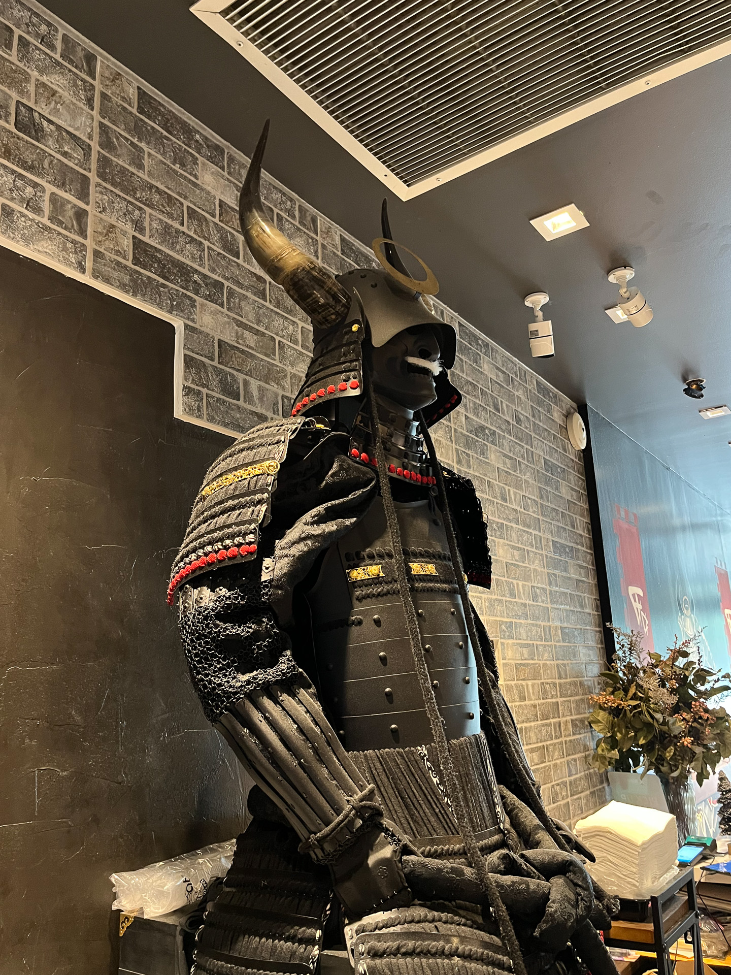 「美味しいラーメンといえば日本」というイメージで、日本の伝統を意識したデザインの店内