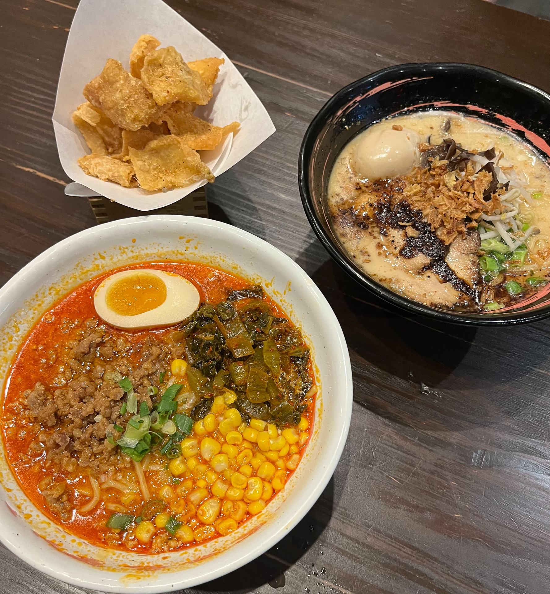 アラモアナセンター店では、平日11時から17時までメインディッシュ（ラーメンまたは丼）、居酒屋メニュー1品、ソフトドリンクのコンボメニュー（＄19.99）が始まった