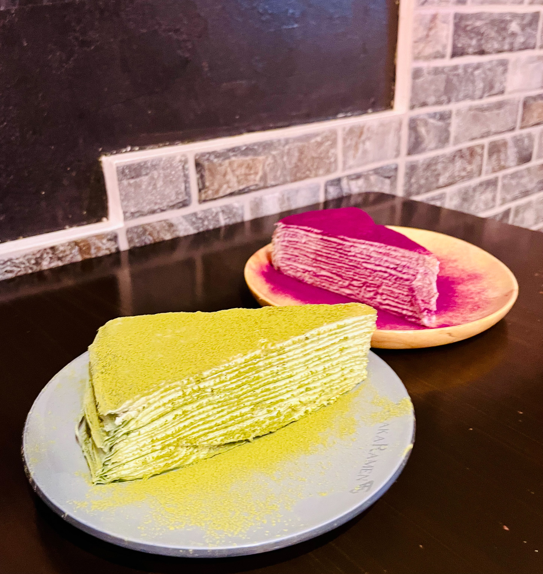 ハワイのデザートのフレーバーで人気のウベと抹茶のミルクレープ（＄10）