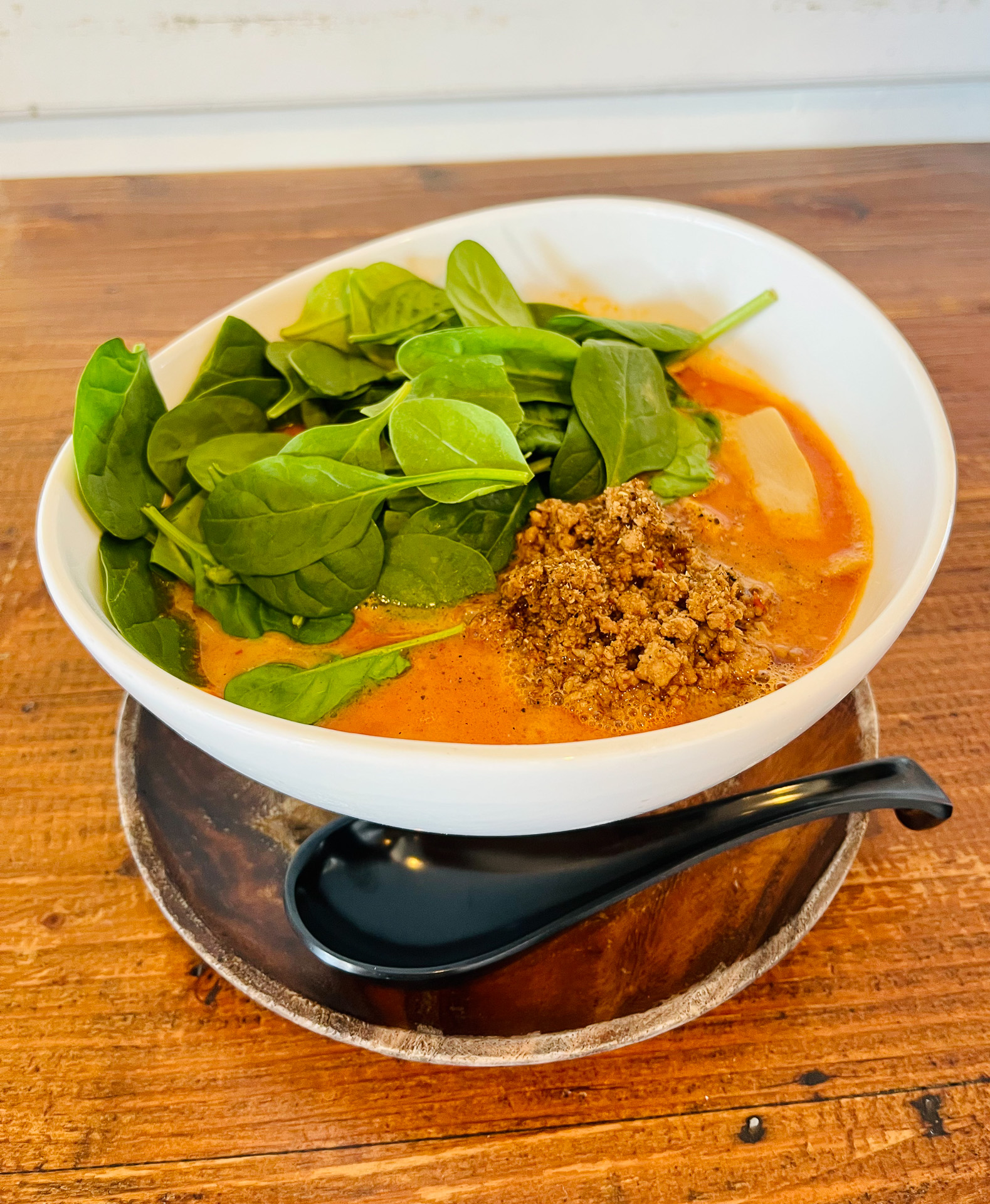 豚骨スープと自家製醤油ダレ、アーモンドなどのナッツの深みを感じる担担麺（＄14.95）