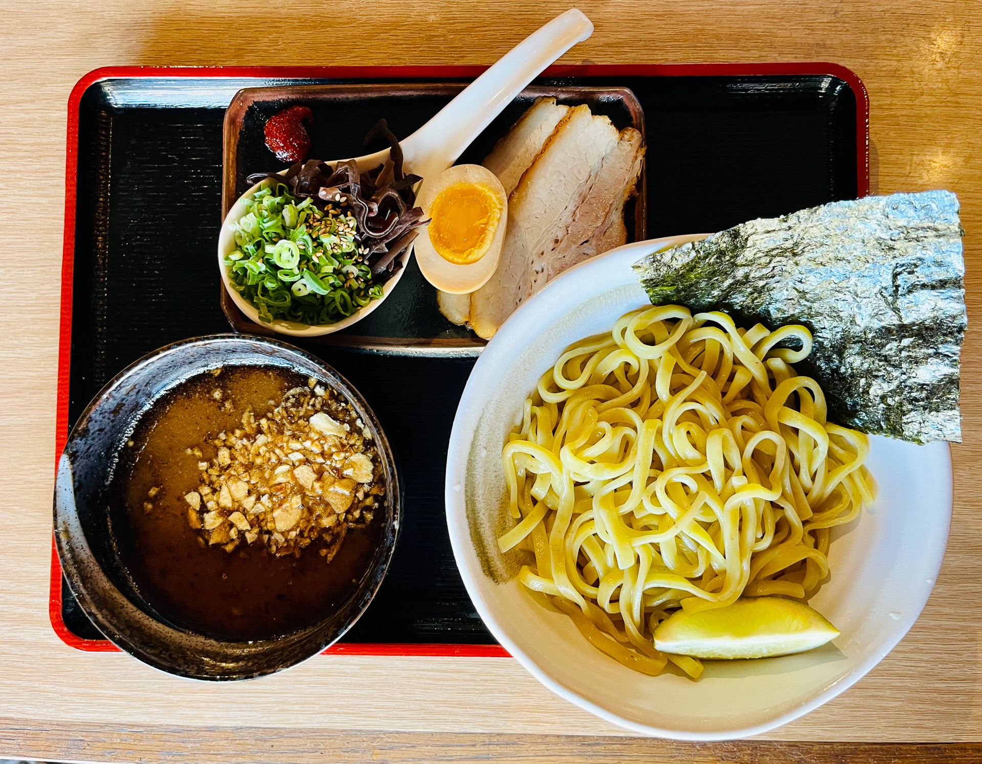 自家製豚骨スープに6種類の魚介、焦しにんにくオイルで風味を足したブラックガーリックつけ麺（＄14.95）