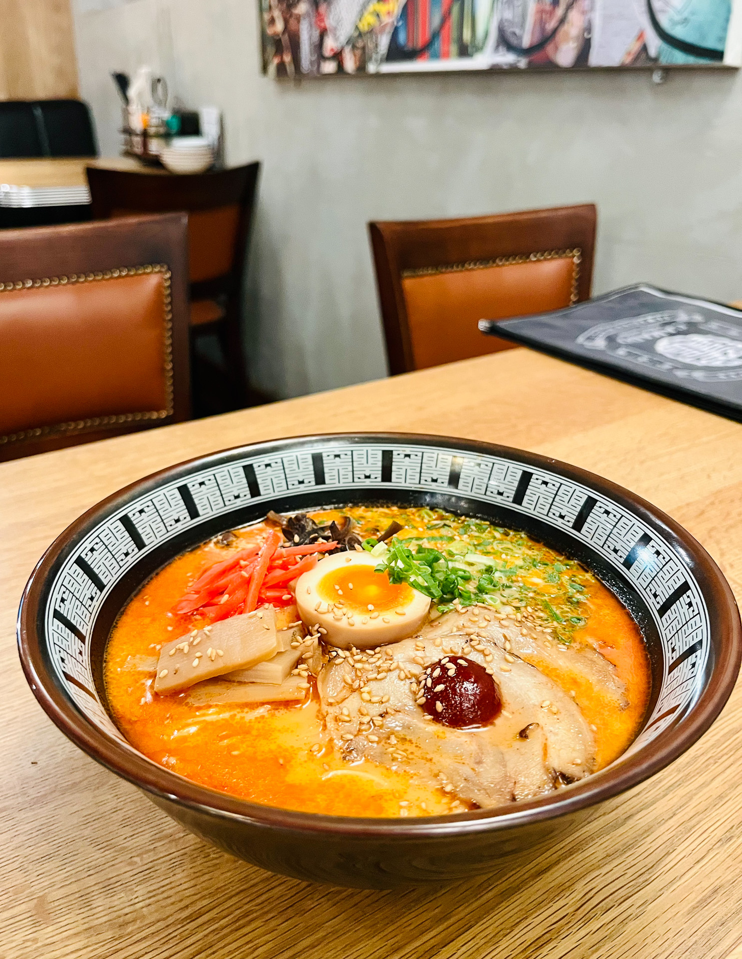 高圧で旨みを出しているスパイシー豚骨ラーメン（昼＄18/夜＄20）