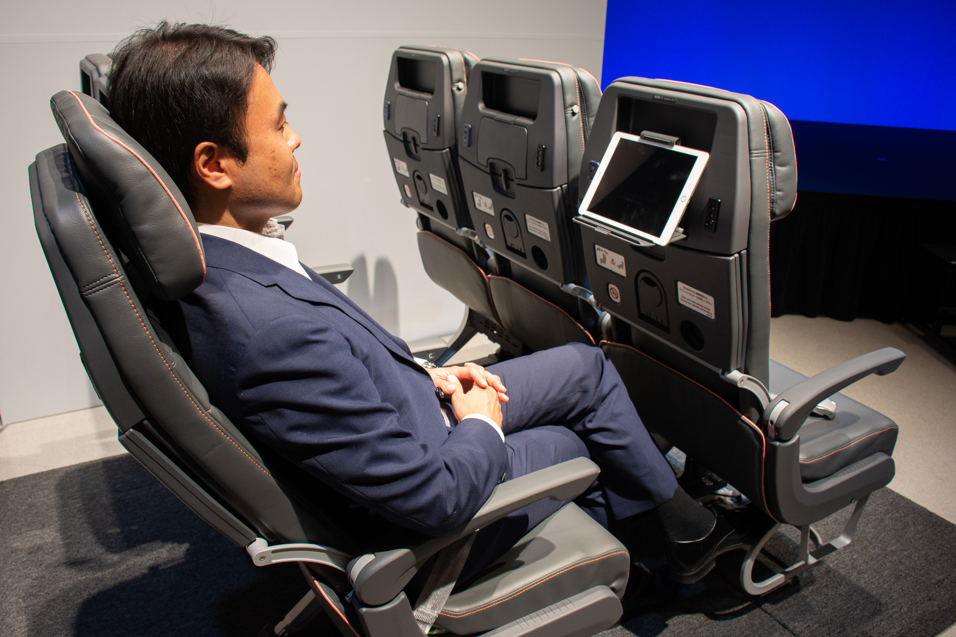 リクライニングしてタブレットを見るイメージ