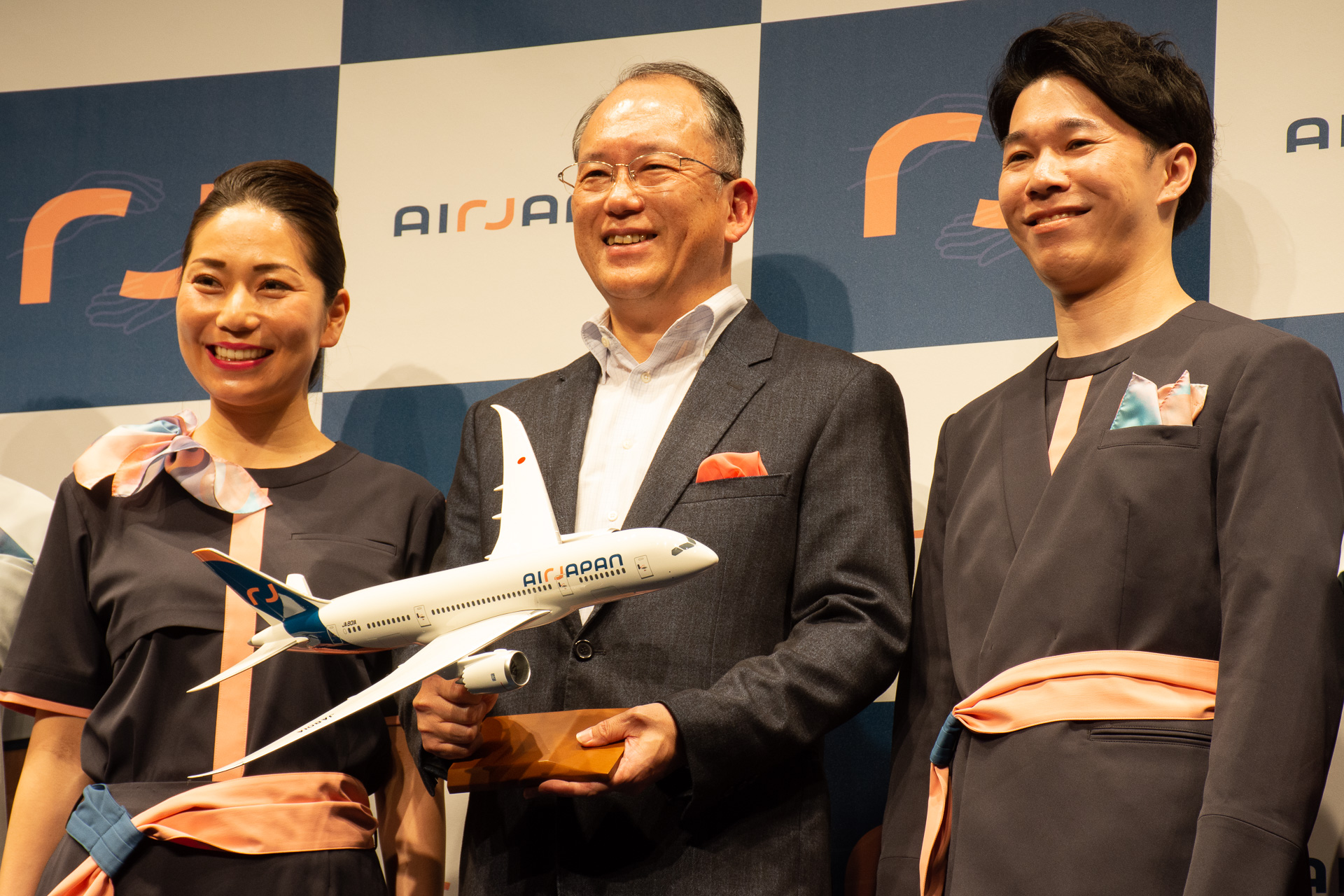 エアージャパンが客室乗務員の制服などを公開した