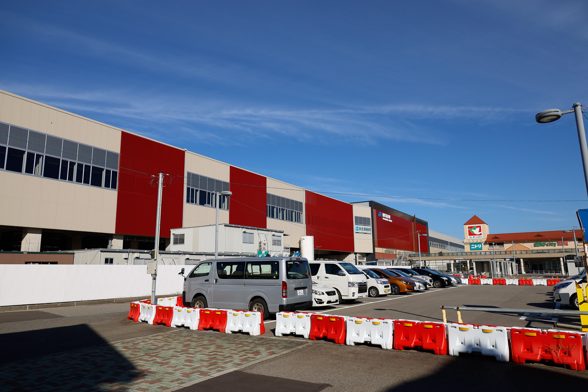 工事中の加賀温泉駅（2022年12月の撮影）。すでに、各駅とも駅施設の外観は姿を現わしている