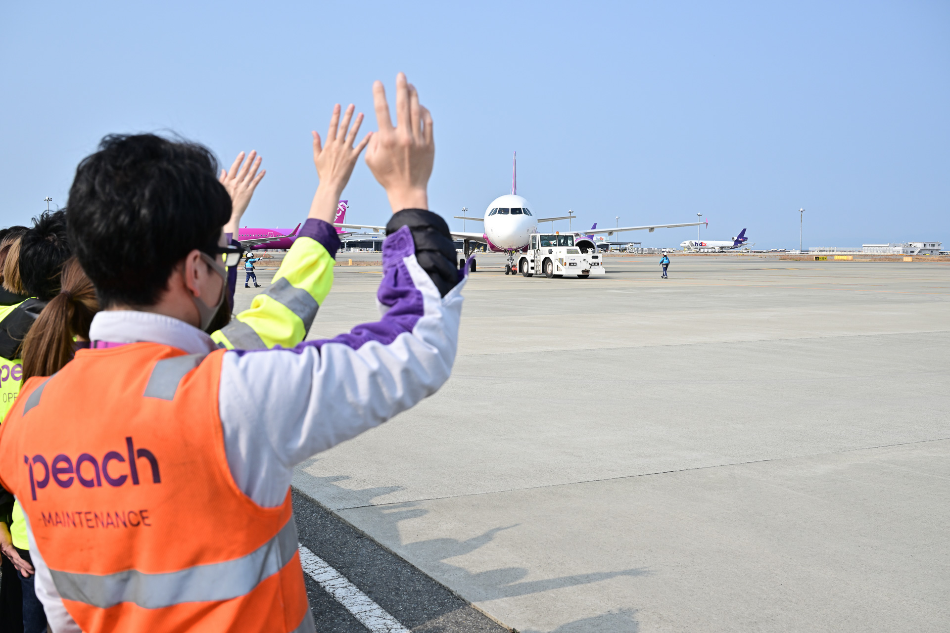 9時29分。99番スポットから出発するMM153便を見送る