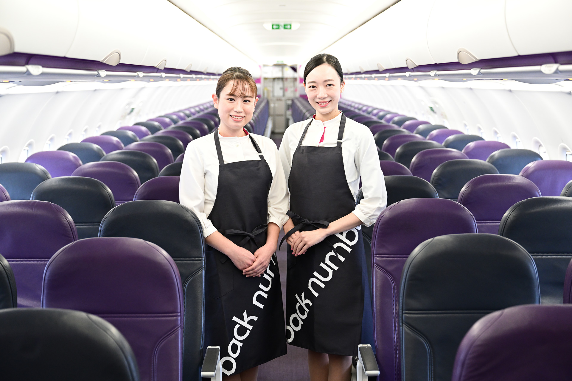 back numberのロゴが施されたCAのエプロン。コラボ期間中は全便全路線でこのエプロンを着用してサービスを予定している