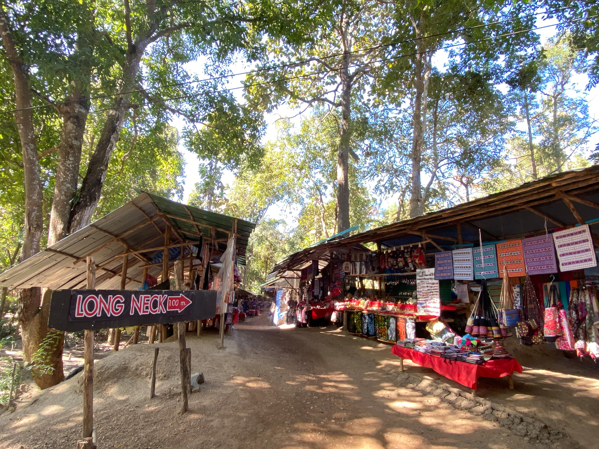 「首長族の村（LONG NECK KAREN）」という名のとおり、ここには首が長い民族が暮らしています