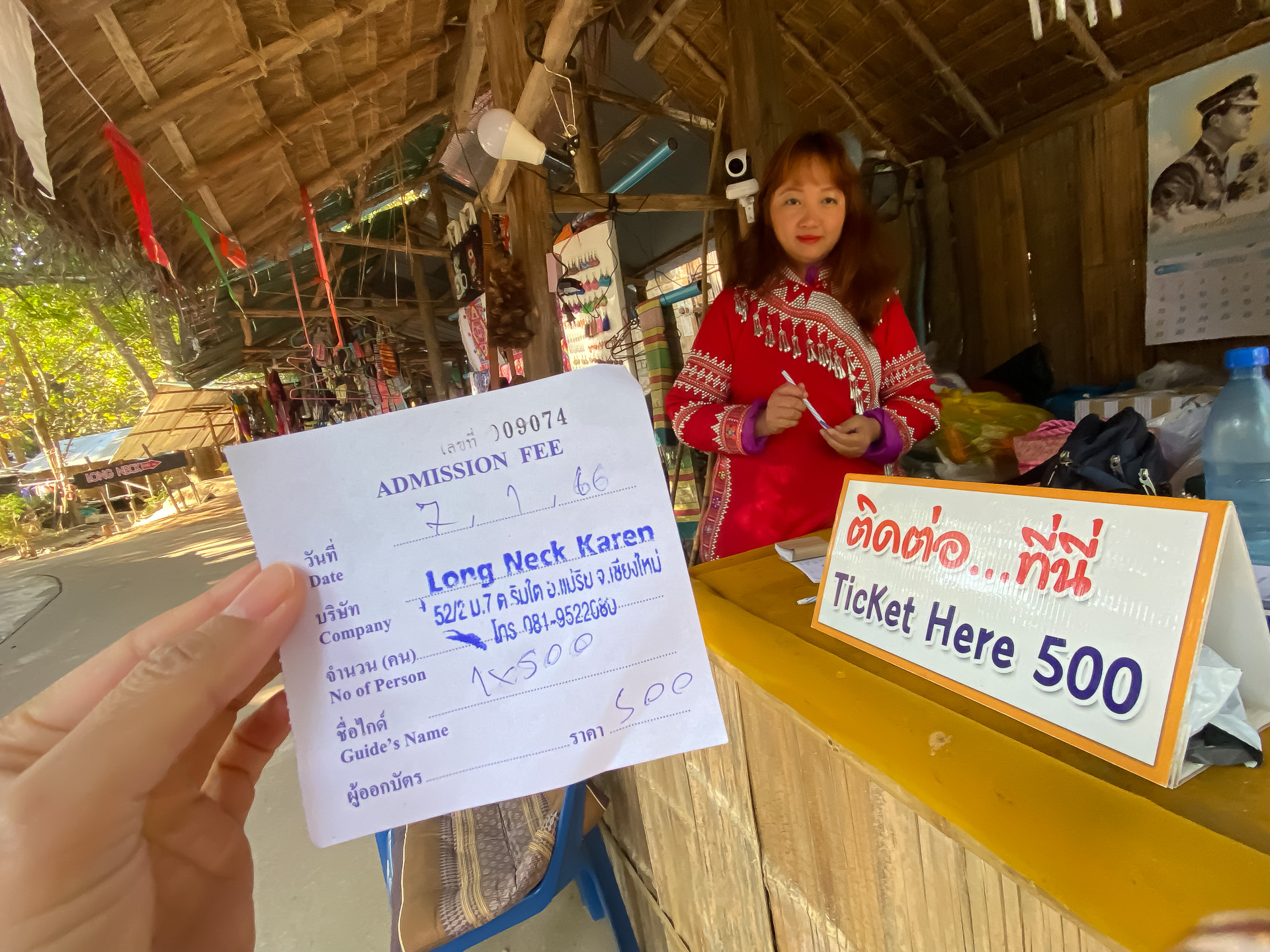 「首長族の村（LONG NECK KAREN）」という名のとおり、ここには首が長い民族が暮らしています