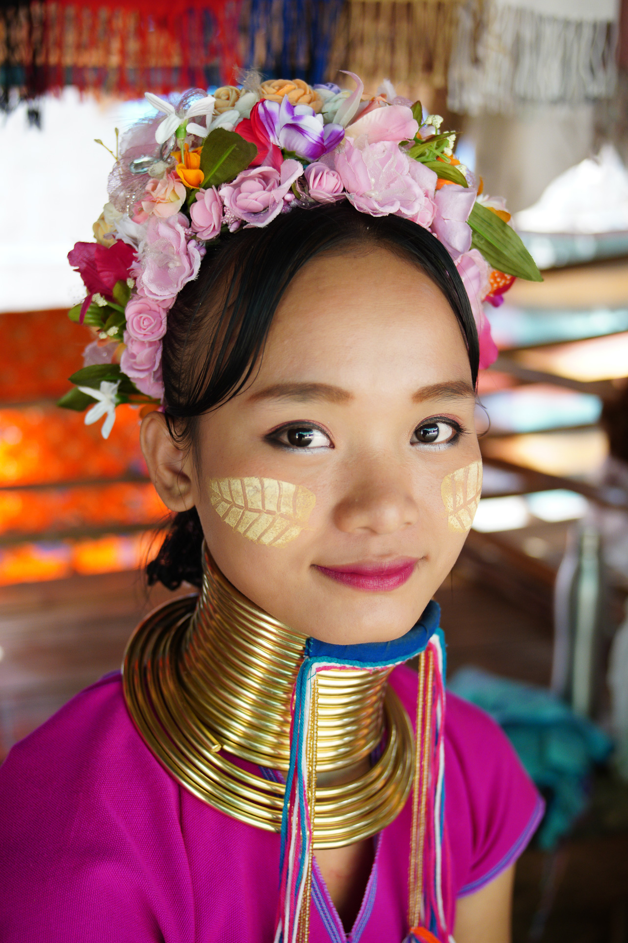 彼女たちは編み物や装飾品といった民芸品を作り、それを観光客に売って生計を立てています