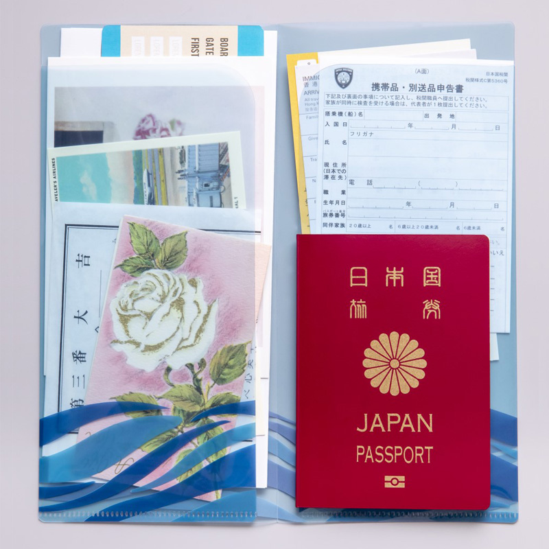 付録として「FLYING HONU」デザインのチケットホルダーを同梱