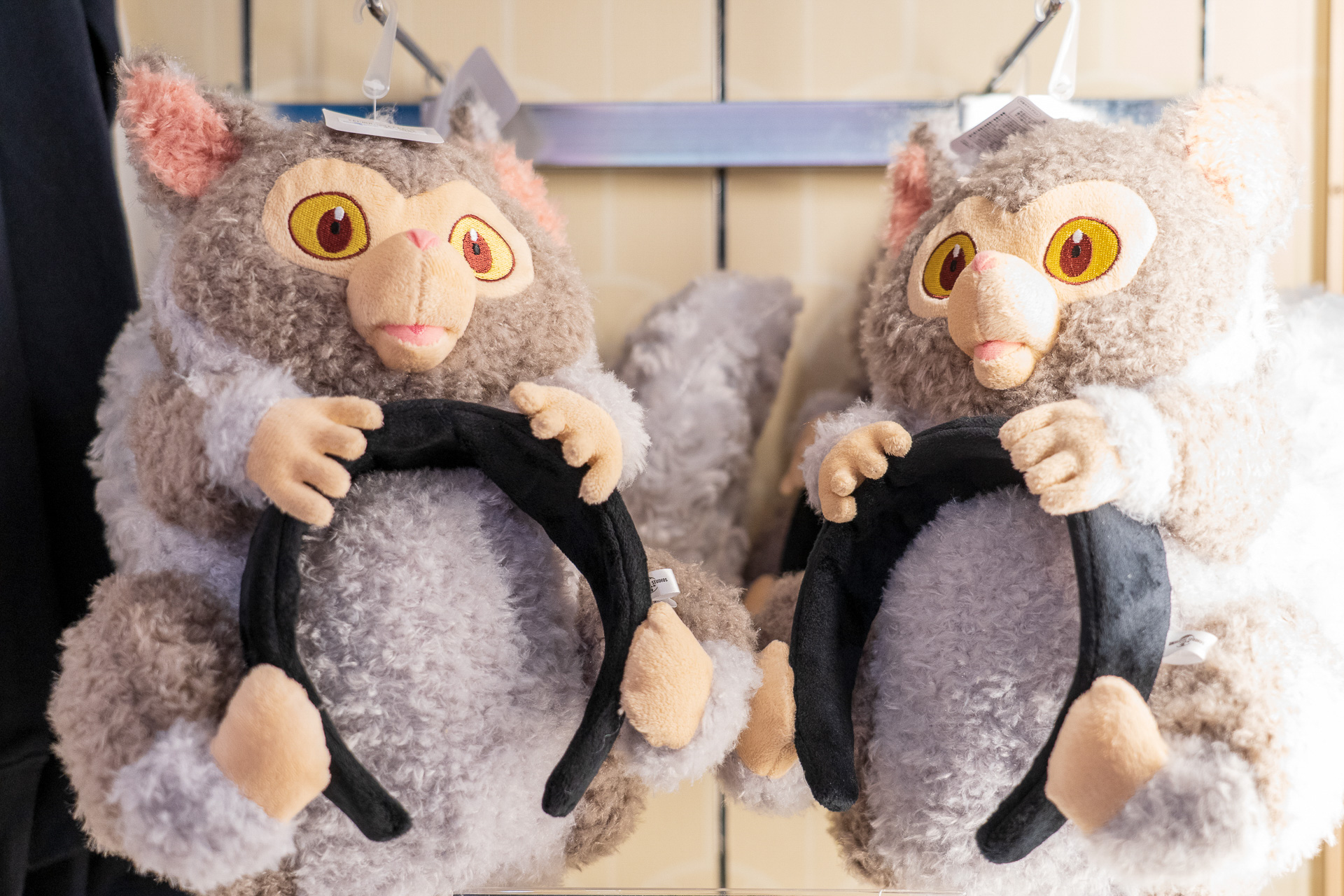 かぶるとギンセンザルが頭に乗っているように見えるユニークなカチューシャ（4200円）。USJならかぶれる！