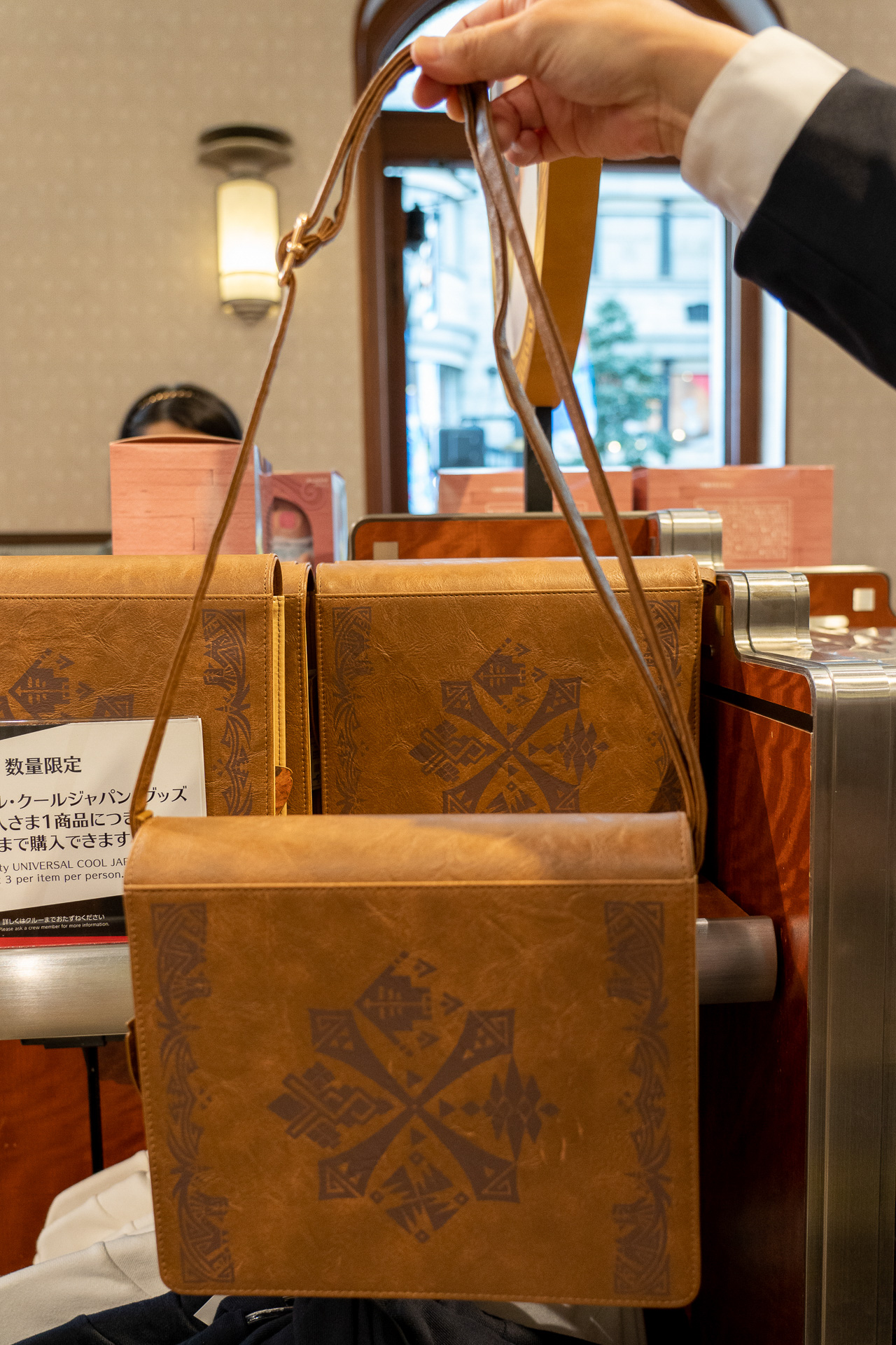 ハンターノートがモチーフのショルダーバッグは4200円