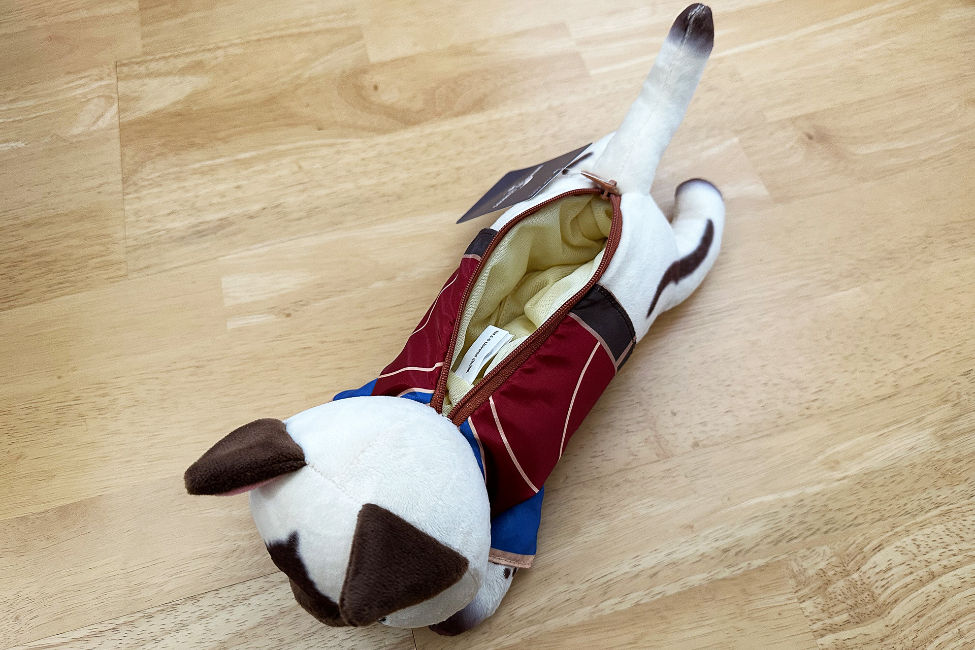 寝そべり姿のアイルーがペンケースになった！　ぬいぐるみペンケース（2500円）