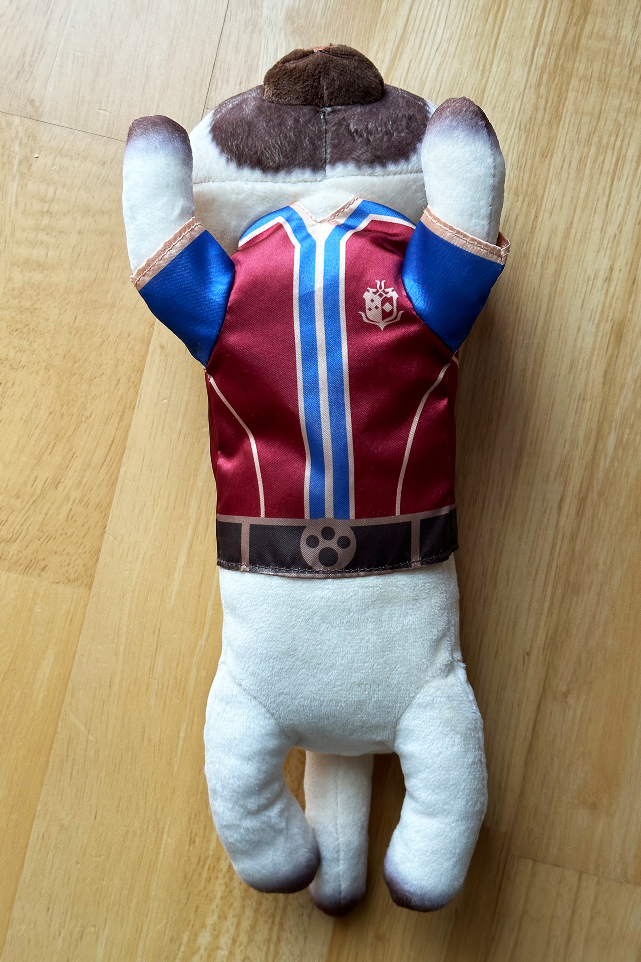 寝そべり姿のアイルーがペンケースになった！　ぬいぐるみペンケース（2500円）