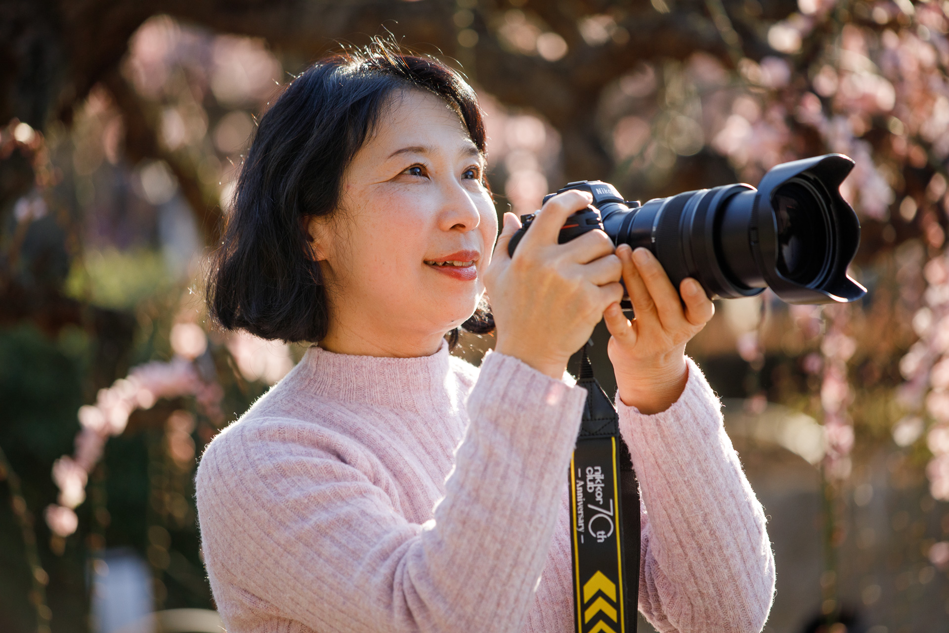 星野佑佳<br>京都人、時々、旅人。全国の風景と京都の歳時記や風景を撮影。もともと趣味で海外を放浪したり自然風景を撮っていたりしたが、地元京都を撮った写真が雑誌などに掲載されたのをきっかけに写真家に。撮影先での温泉巡りが楽しみの1つ。京都に居る間は、遠征先の神社からもらってきた猫の福ちゃんに癒される