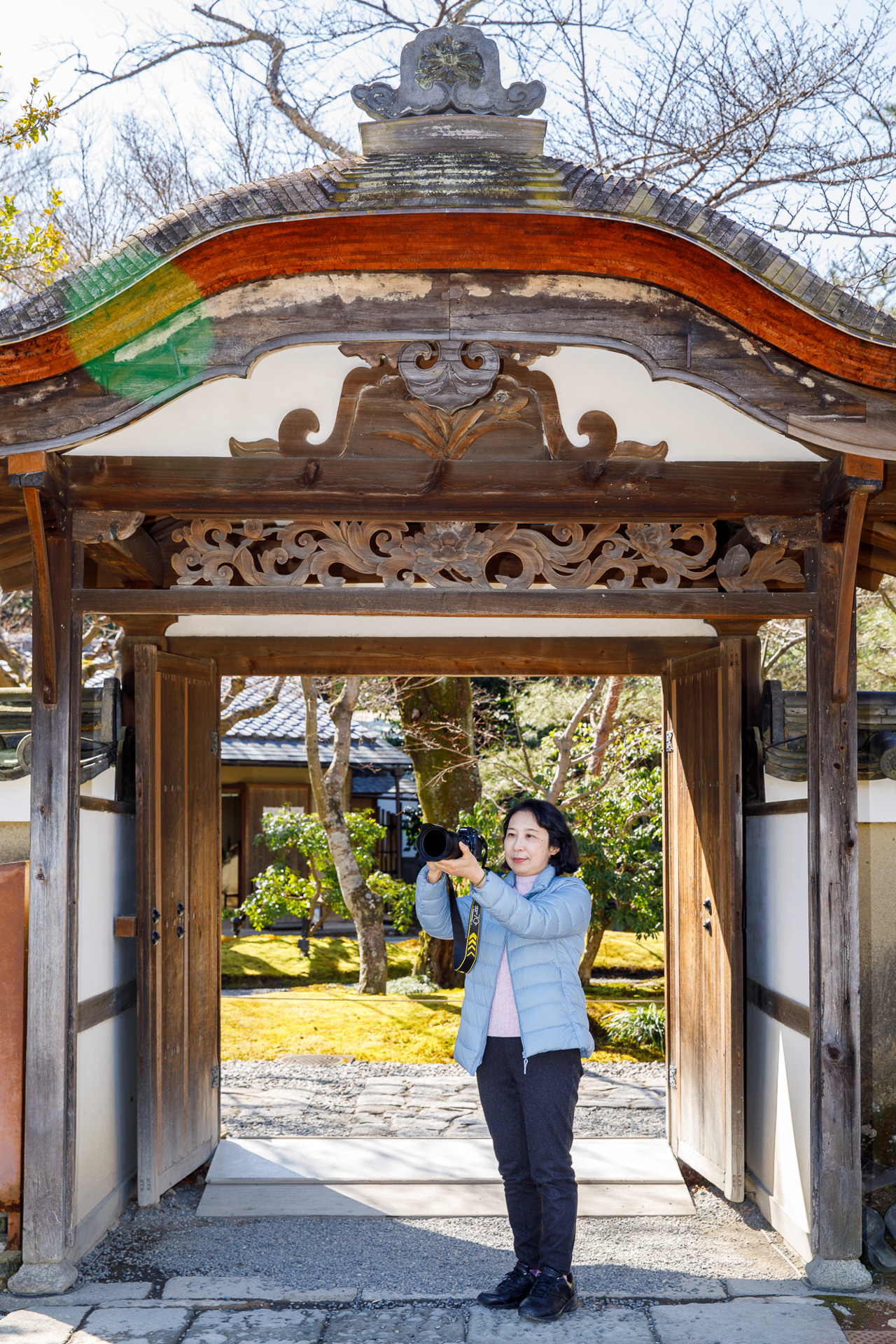全国各地を撮り歩く星野さんだが、地元京都への愛情も深く神社仏閣や京都の街並みも熱心に撮影している。今回の星野さんへの取材も京都の高台寺で行なった。桜の花にはまだ早い季節ではあったが、花の盛りを想像しながら境内を歩いてもらった<br>※高台寺での取材撮影は特別な許可のもとで行なっています