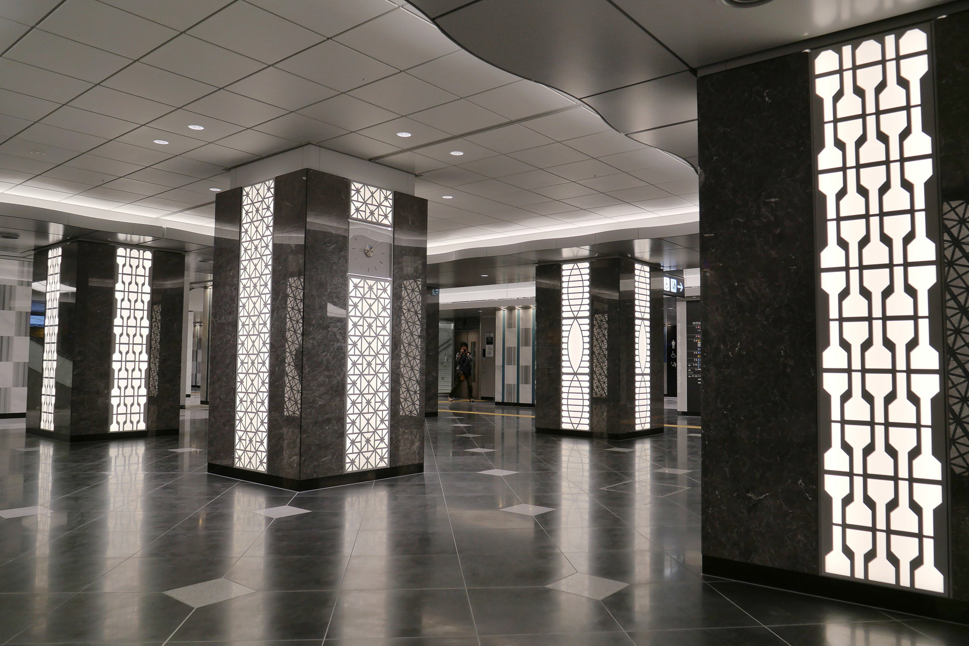 西口コンコース。既存在来線ホームや、新設される新ホームへの導線となる