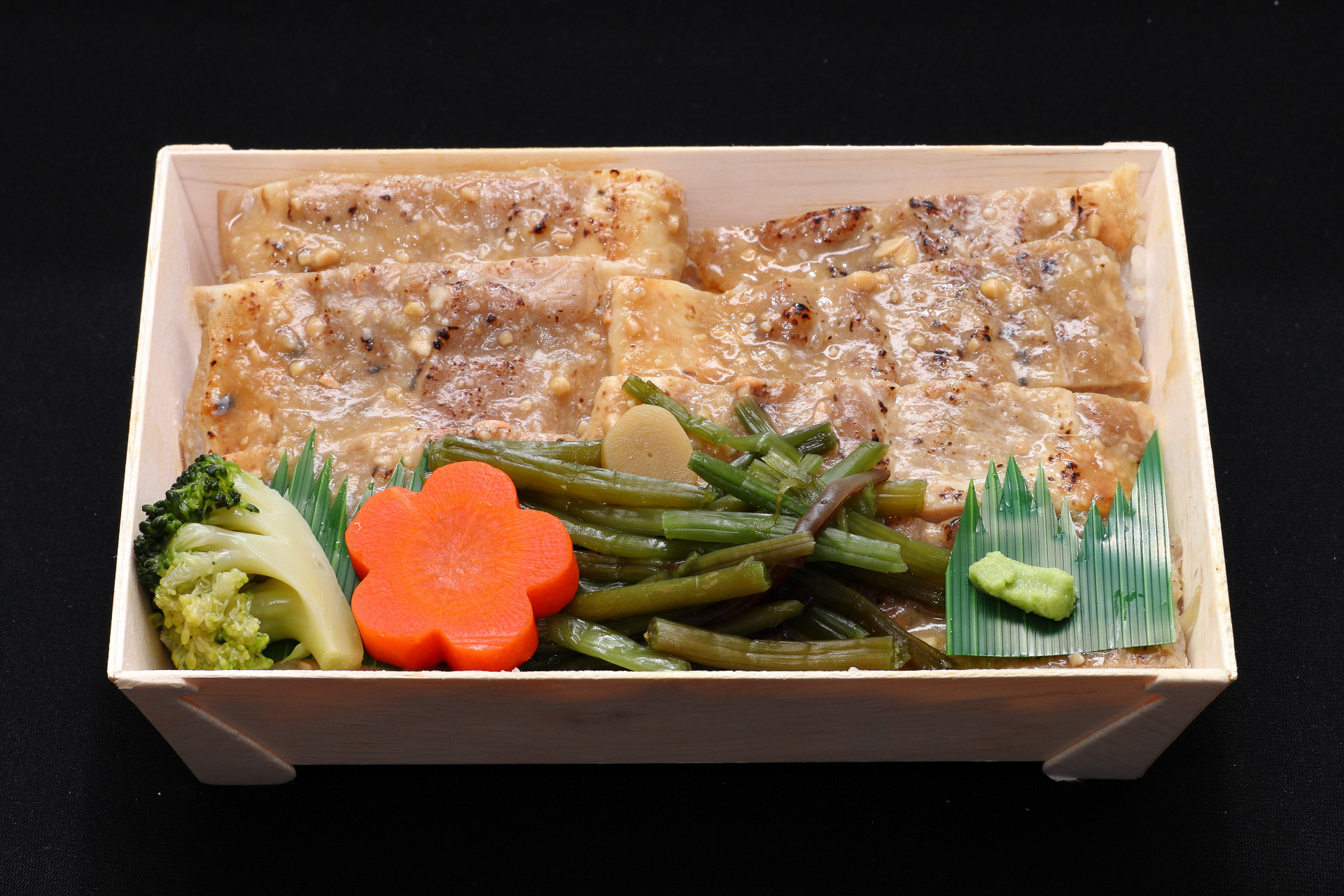 炙り焼きされた豚肉は付け合わせの野菜の下にまでびっしり敷き詰められています