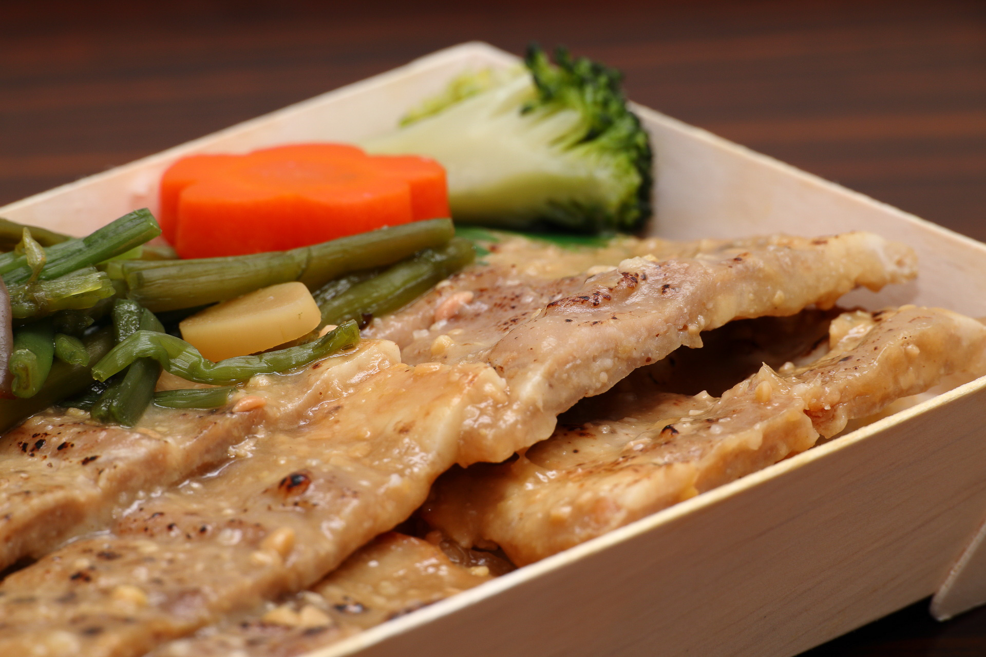 厚みのある豚肉は食べ応えがあります