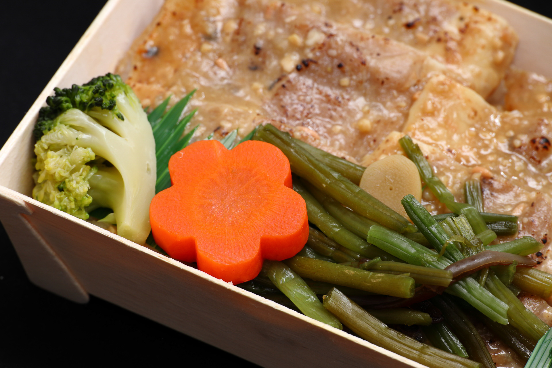 つけ合わせはブロッコリー、花人参、山菜の3種