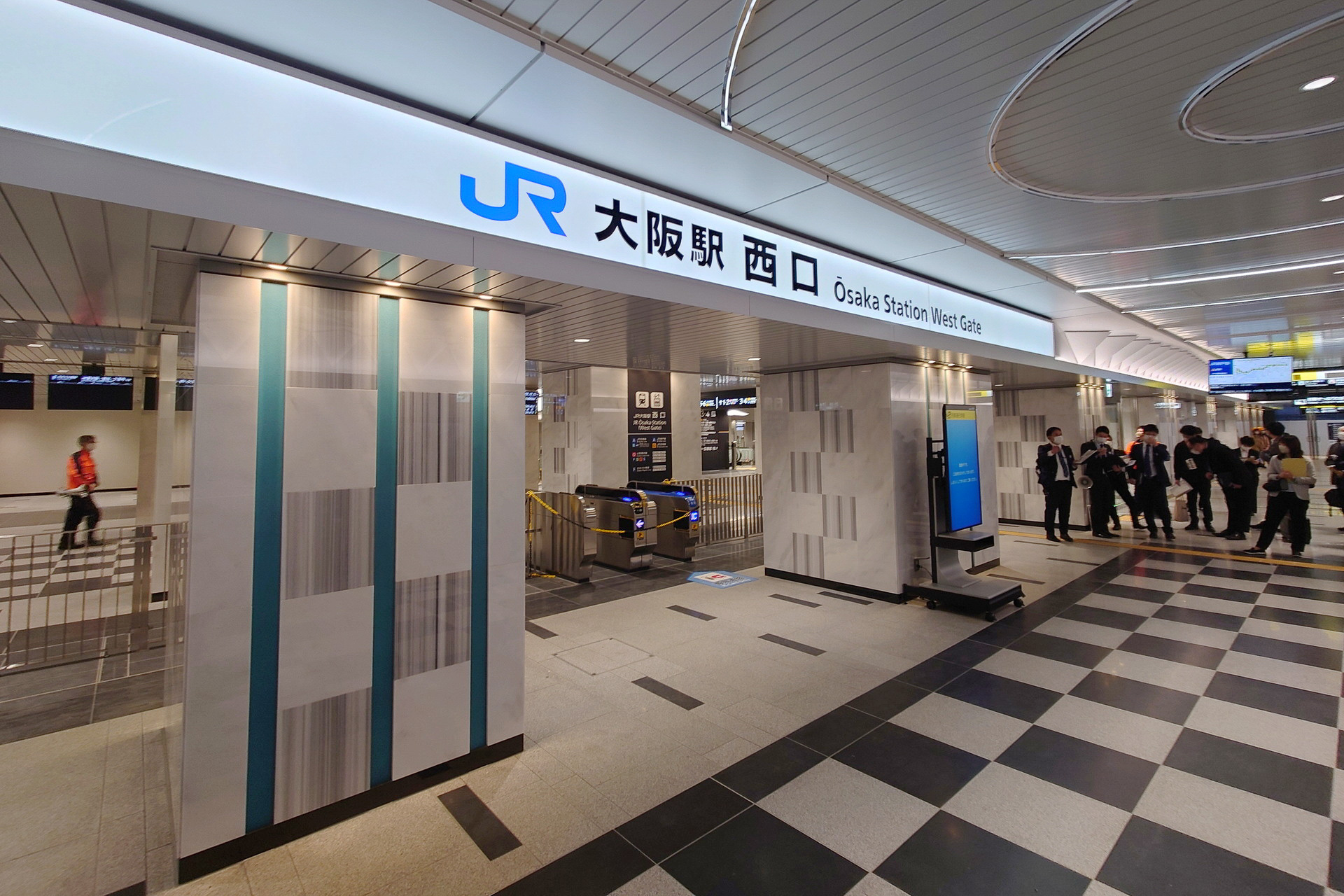 3月18日に開業する大阪駅西口。“水の都 大阪”をイメージし、水をテーマとしたデザインを採用している
