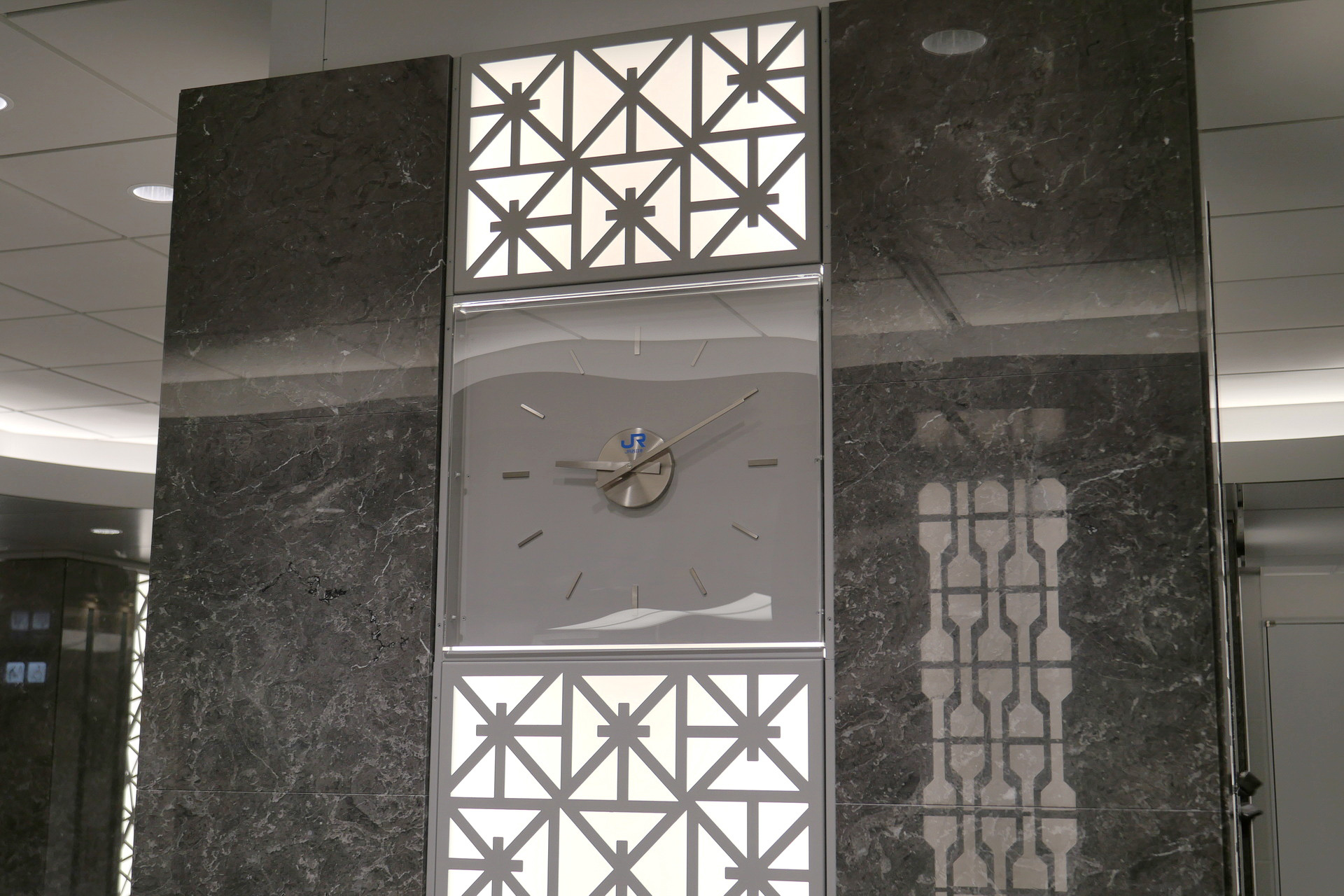 待ち合いエリアということで、中央の柱には時計も埋め込まれている